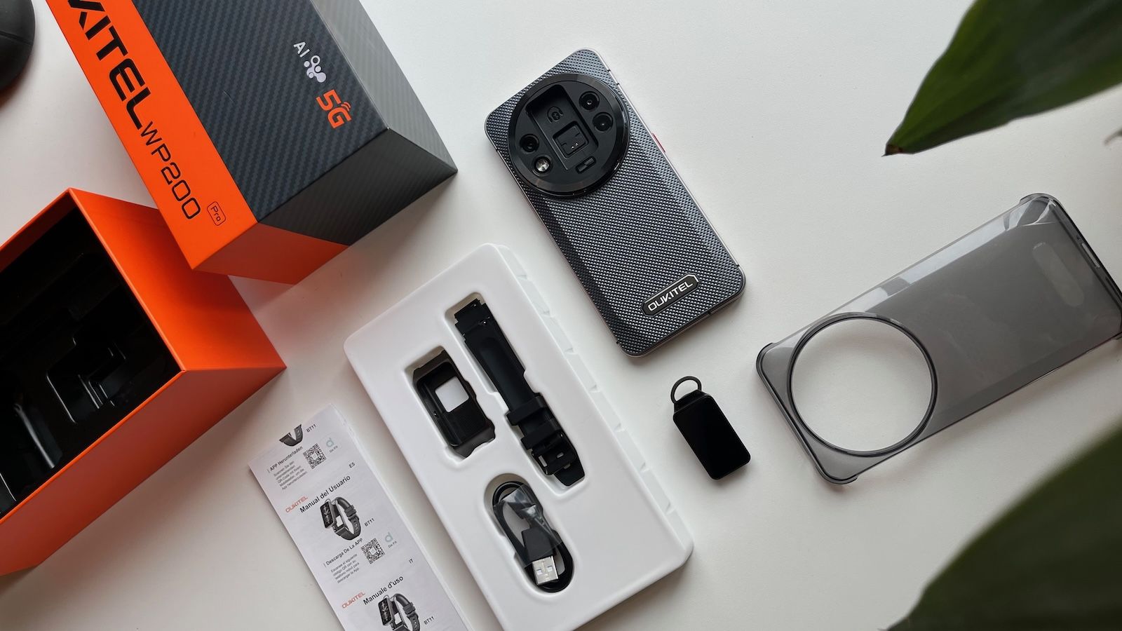 Kompletny zestaw sprzedażowy Oukitel WP200 Pro z dodatkowym etui i paskiem do zegarka