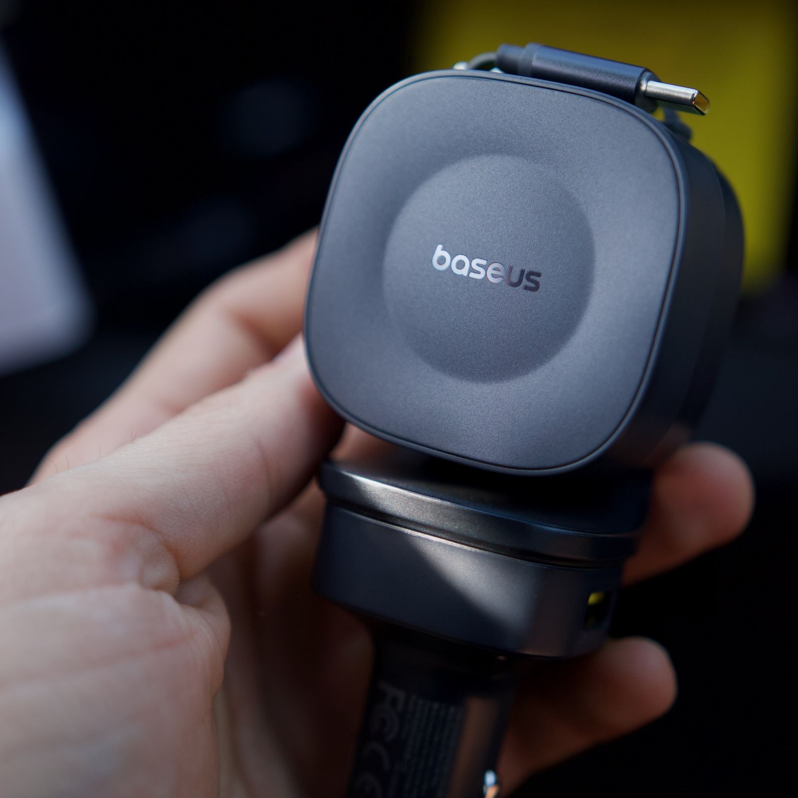 Ładowarka Baseus PrimeTrip VR2 Max trzymana w dłoni z widocznym logo na matowej obudowie