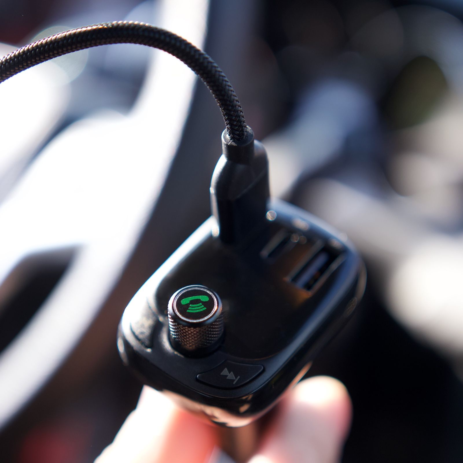 Obsługa transmitera Baseus S-13 z przyciskiem odbioru połączeń i podpiętym kablem