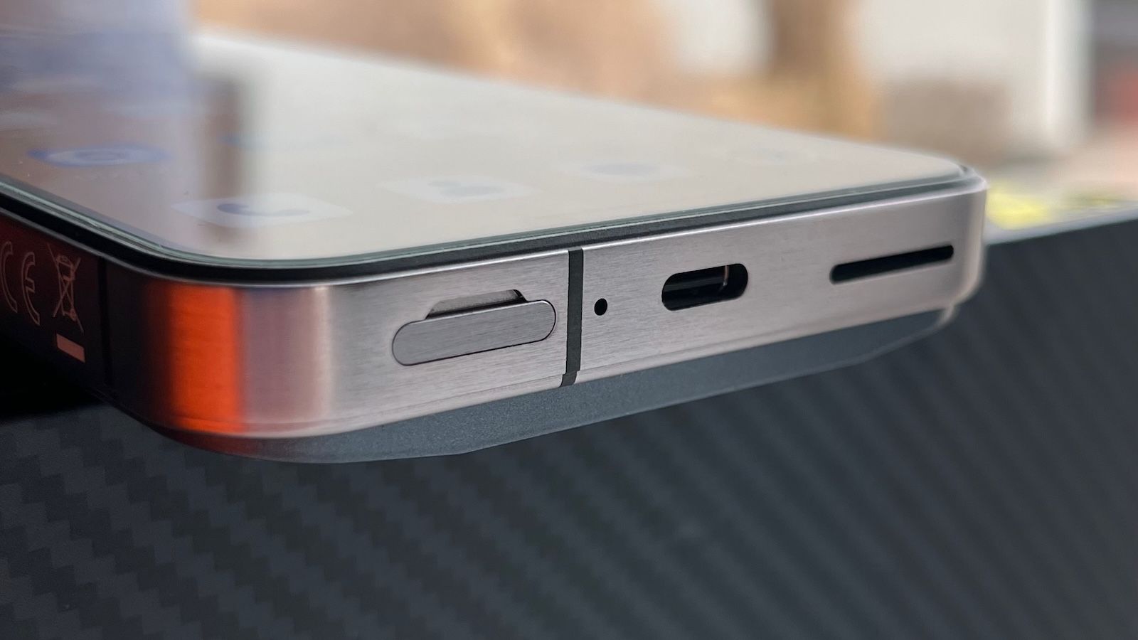 Odsłonięty port USB-C na dolnej krawędzi Oukitel WP200 Pro, brak gumowej zaślepki