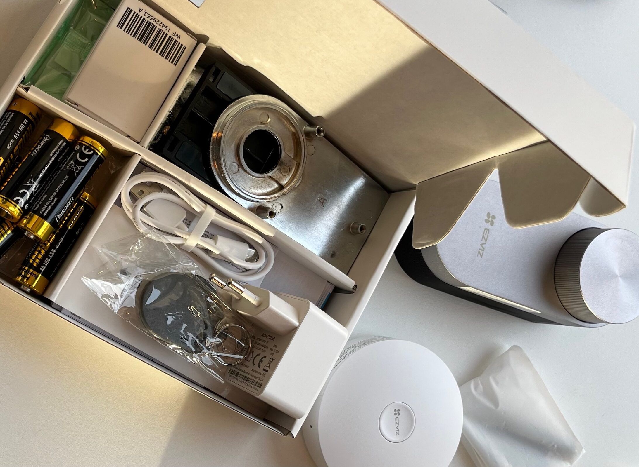 Karton z bogatym zestawem akcesoriów zamka EZVIZ DL01 Pro