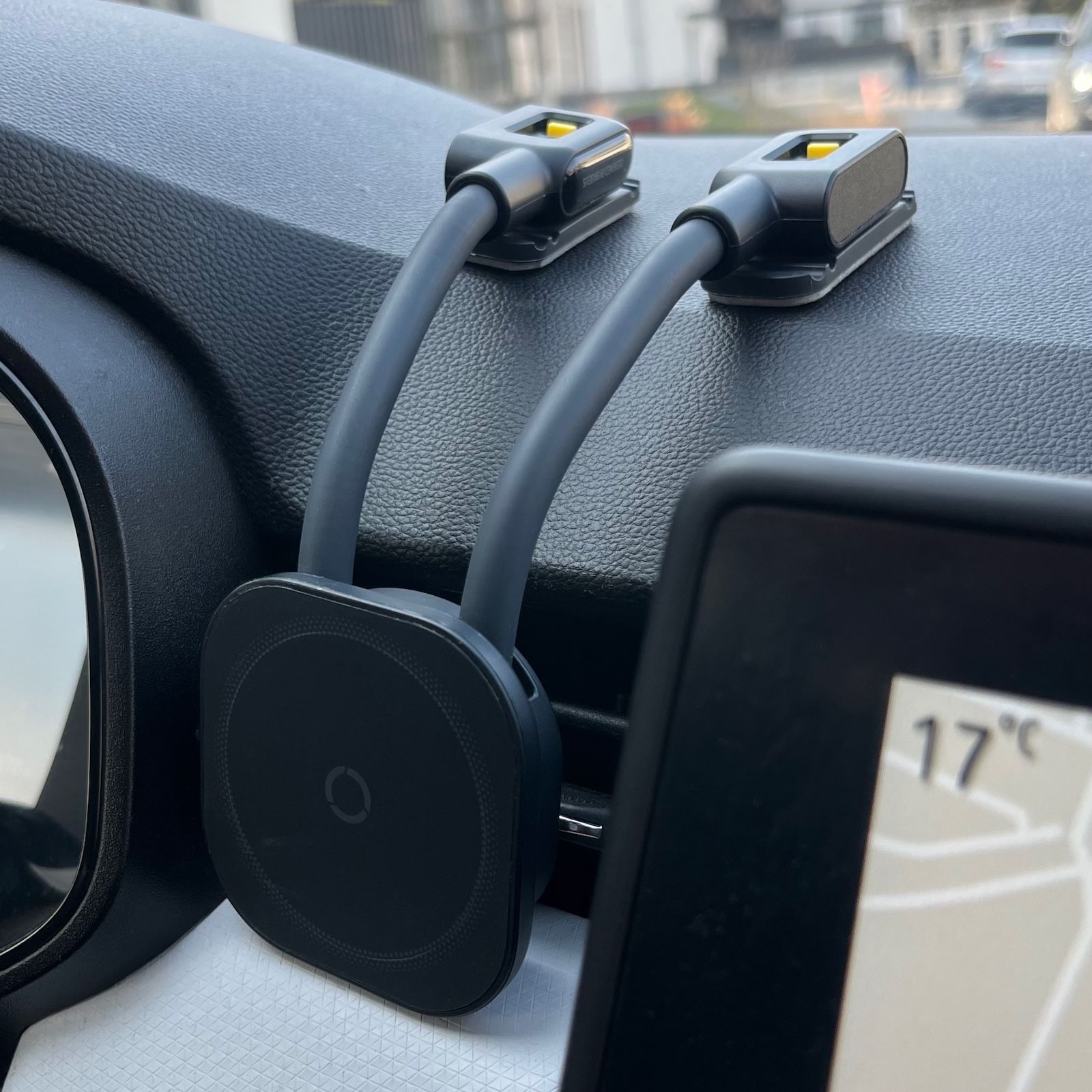 Podwójne, sztywne ramię pancernego uchwytu magnetycznego Baseus PrimeTrip C03s na kokpicie auta