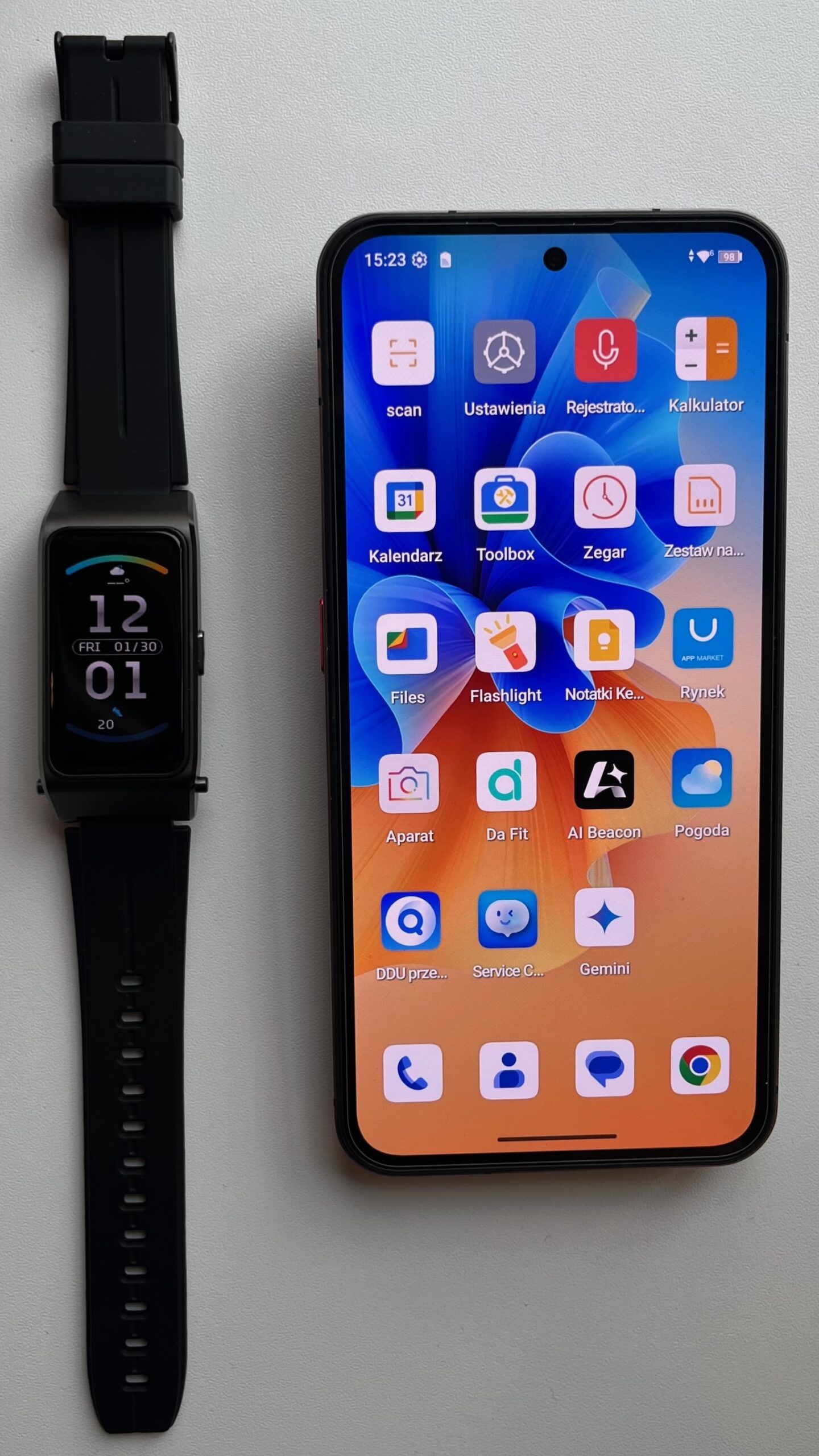 Porównanie wielkości ekranu Oukitel WP200 Pro ze złożonym smartwatchem z zestawu