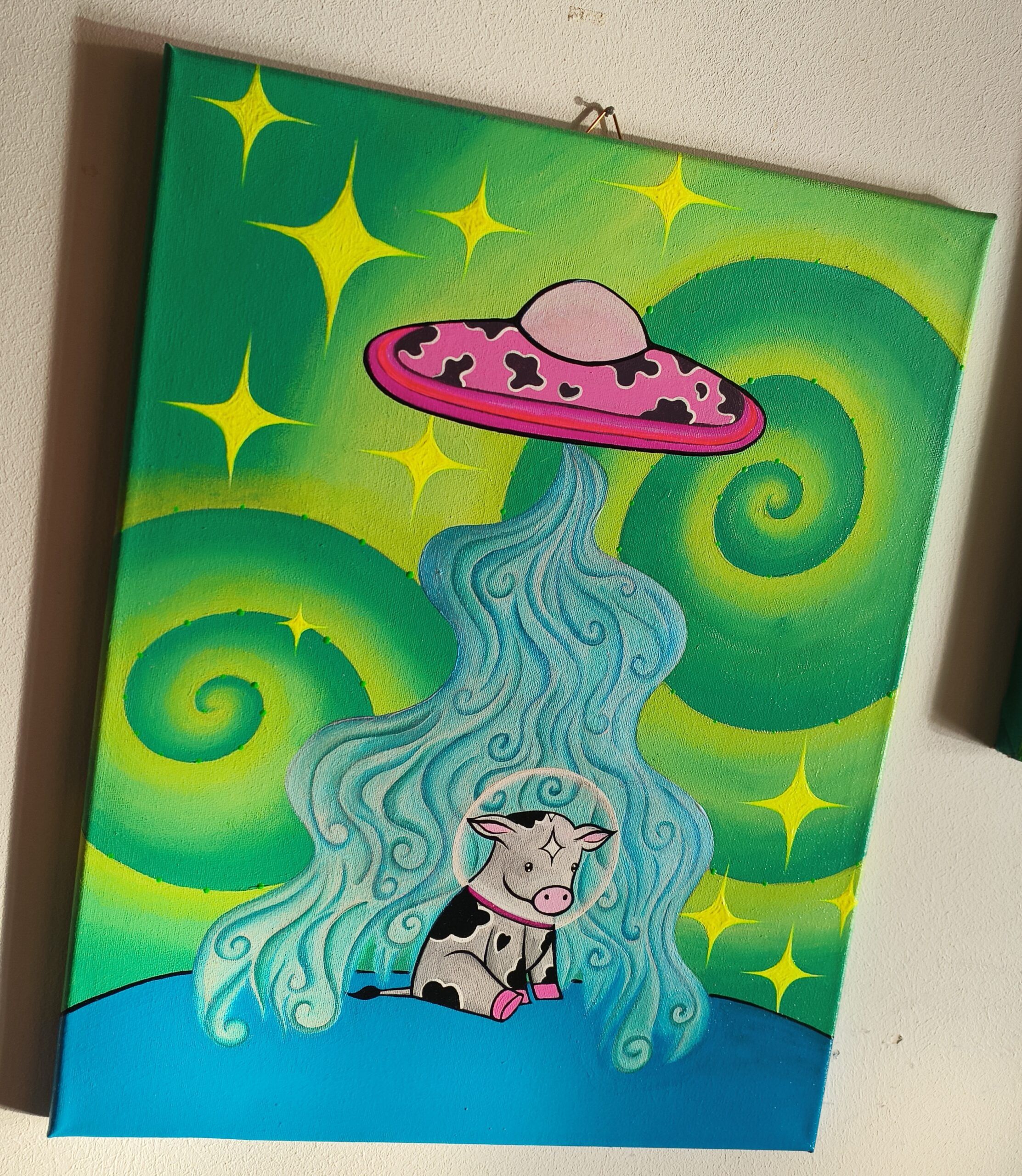 Przykładowe zdjęcie z aparatu Oukitel WP200 Pro - kolorowy obraz przedstawiający krowę porywaną przez UFO