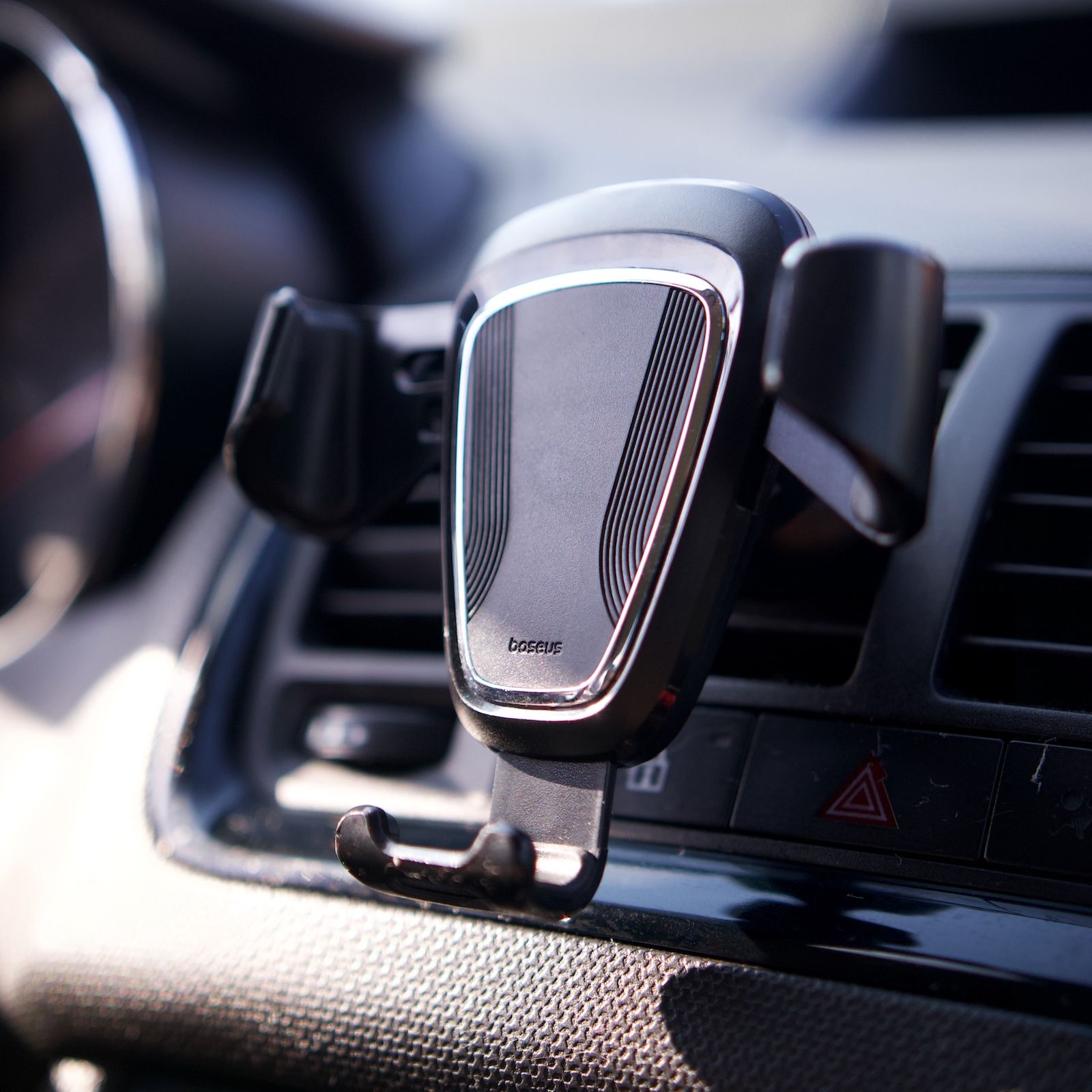 Pusty, aluminiowy uchwyt grawitacyjny Baseus Gravity gotowy do umieszczenia telefonu