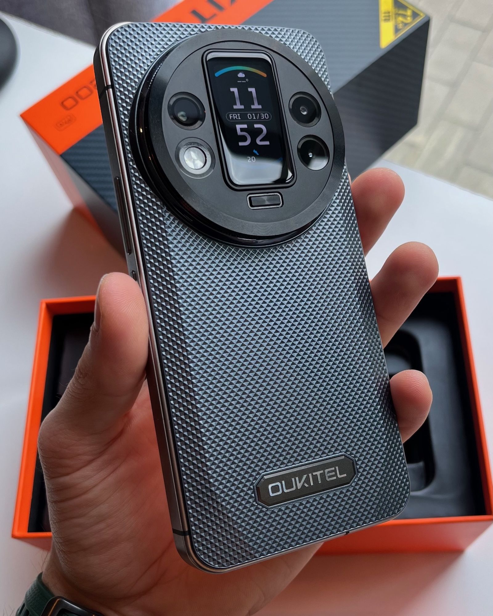 Smartfon Oukitel WP200 Pro w dłoni - wyraźna tekstura obudowy i duża wyspa aparatów