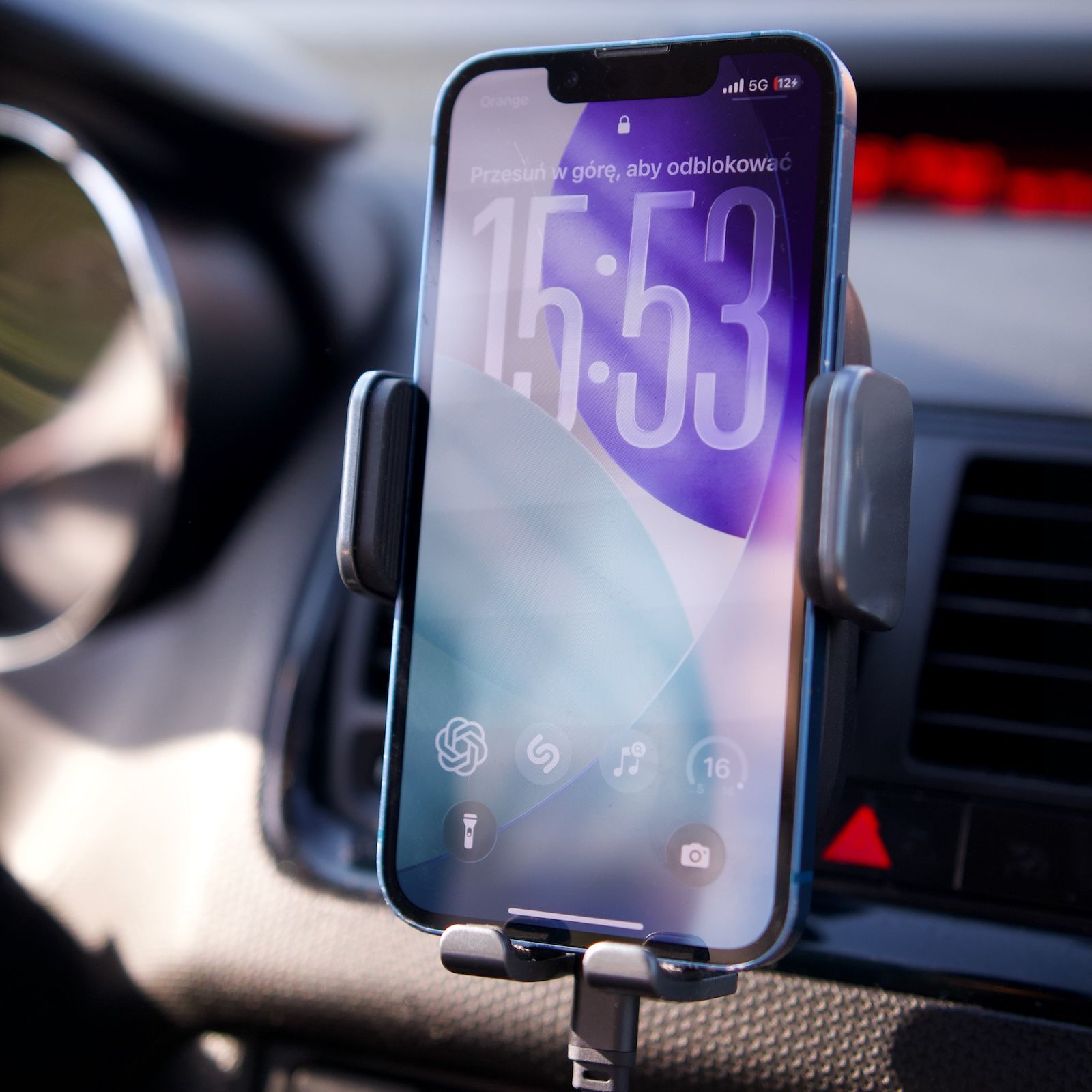 Smartfon w zaciśniętym elektrycznym uchwycie Baseus LightChaser