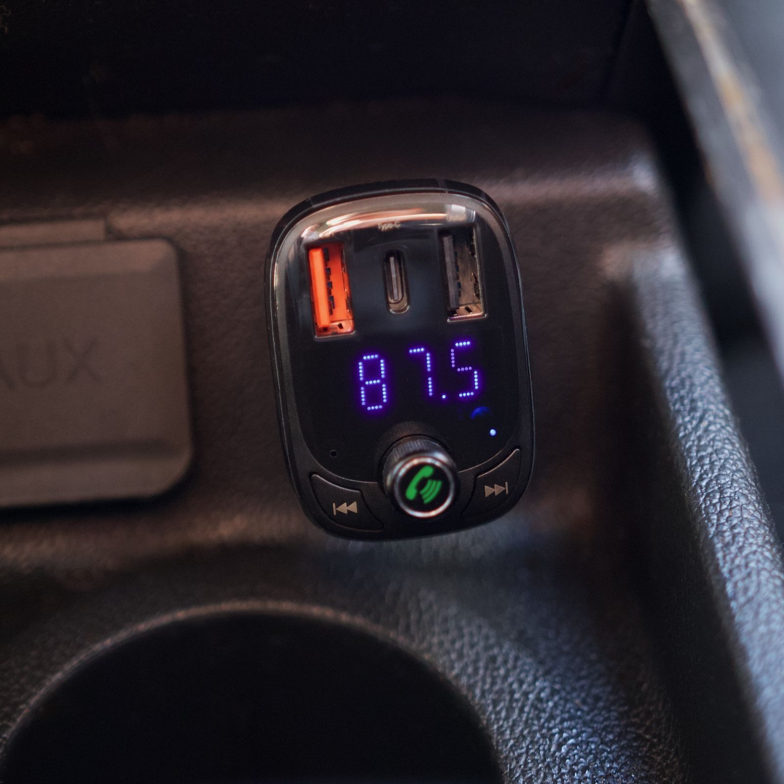 Transmiter FM Baseus S-13 z wyświetlaczem LED i portami ładującymi wpięty w zapalniczkę samochodową