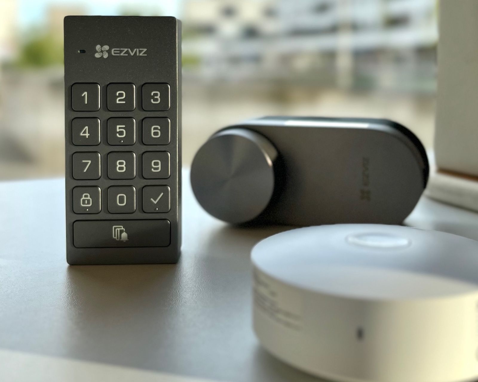 Urządzenia z ekosystemu EZVIZ - stojąca klawiatura oraz leżące zamek i bramka