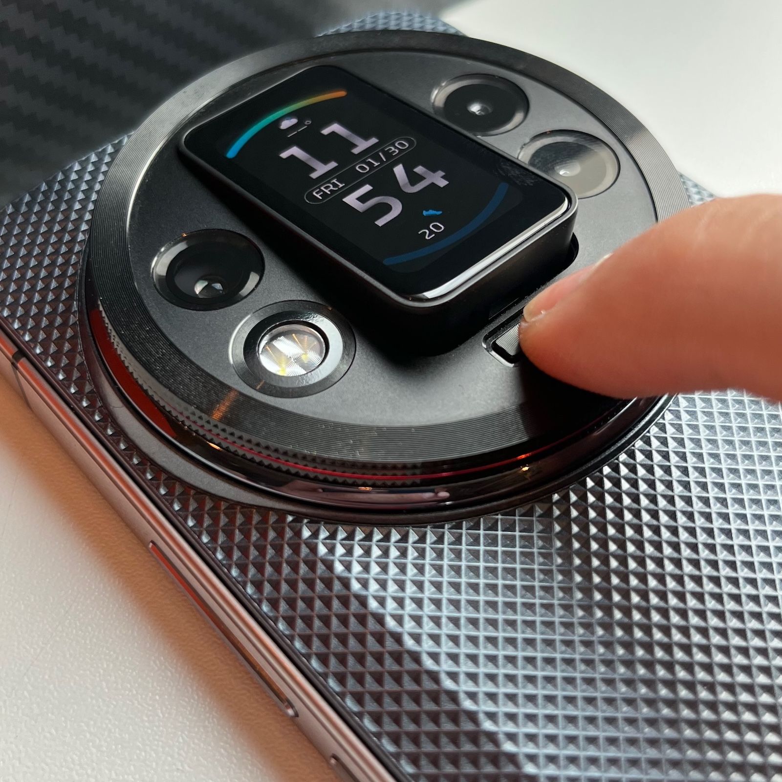 Wciskanie przycisku zwalniającego moduł smartwatcha z obudowy Oukitel WP200 Pro