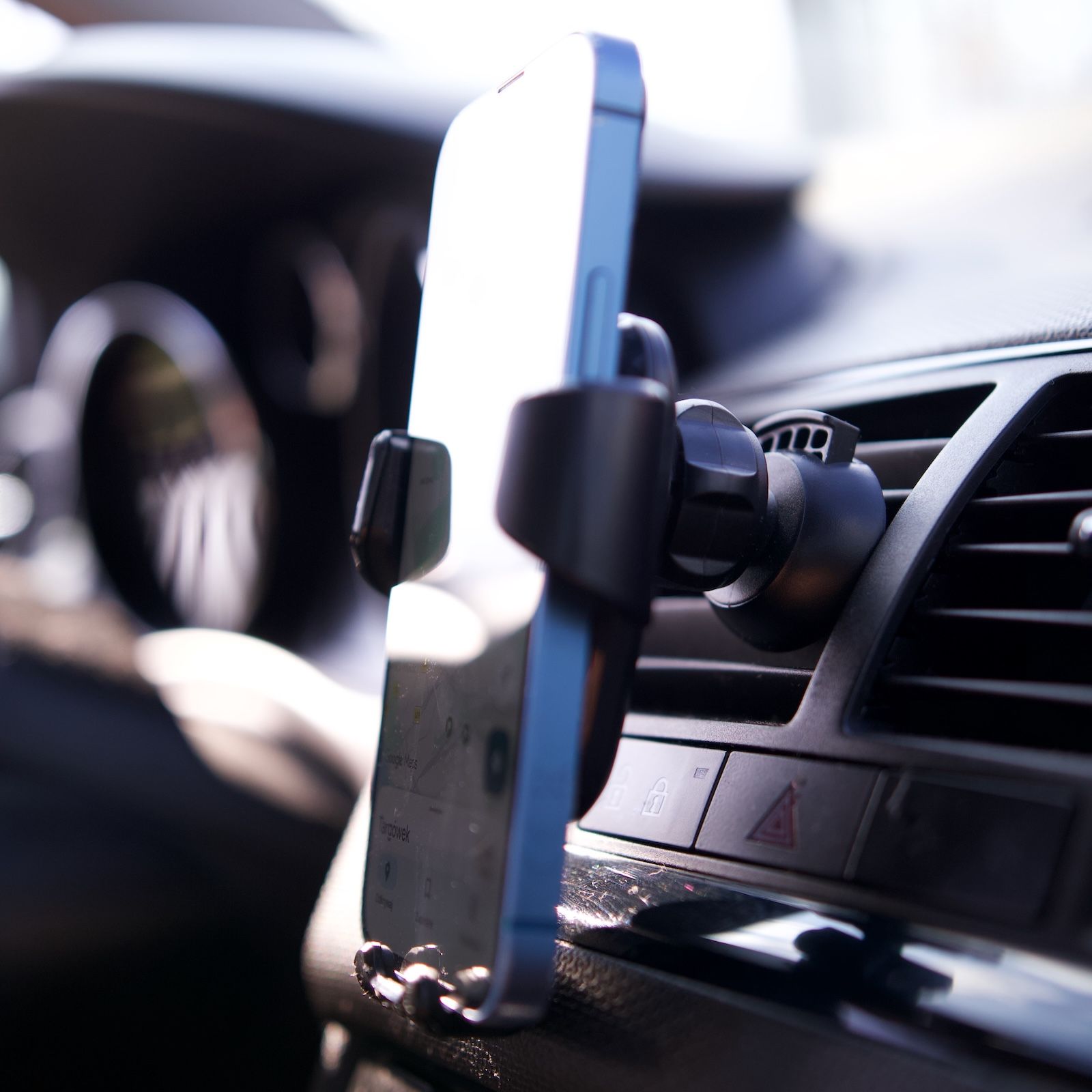 Widok z boku na grawitacyjny uchwyt Baseus Gravity z telefonem, zamontowany na kratce wentylacyjnej