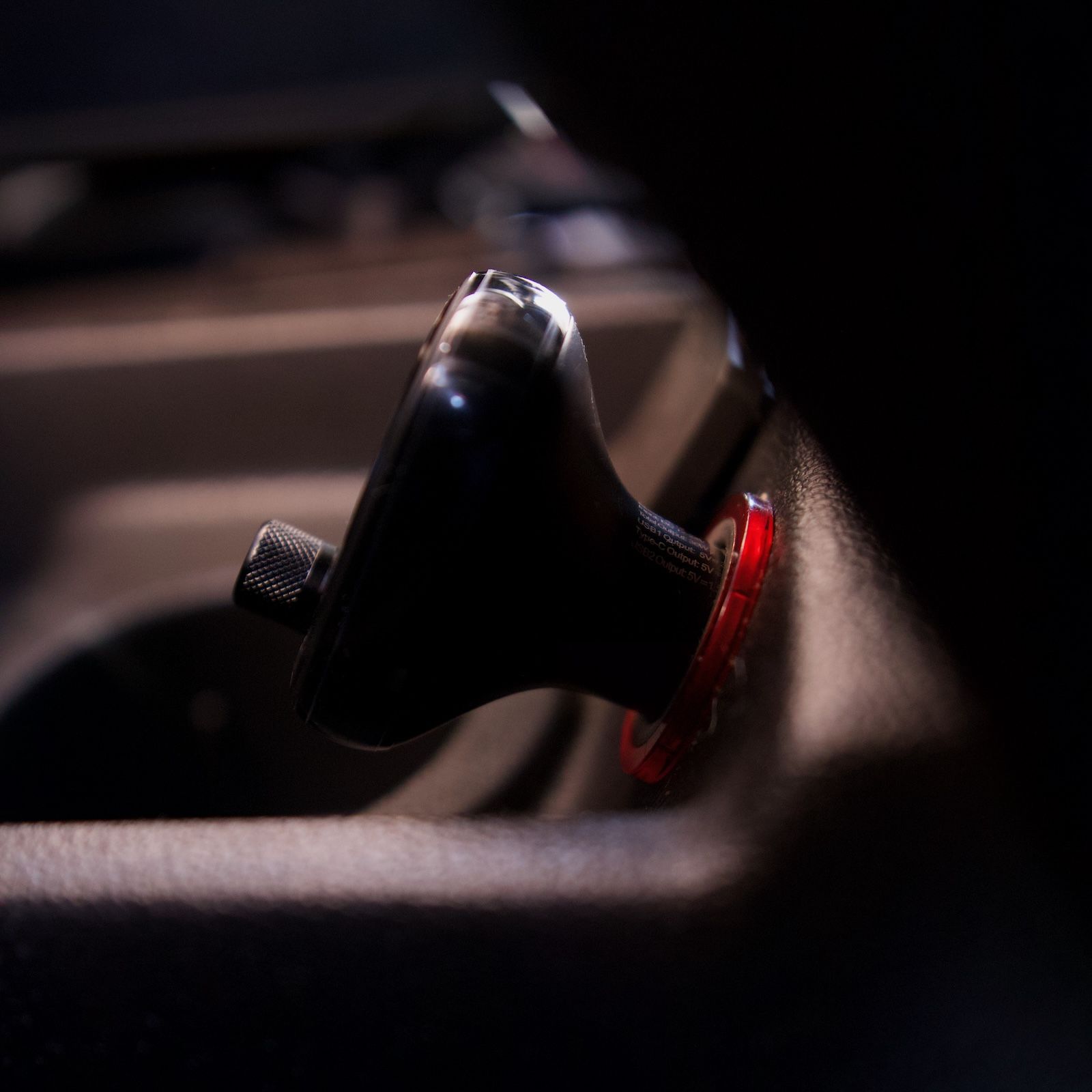 Widok z profilu na transmiter samochodowy Baseus S-13 osadzony w gnieździe 12V