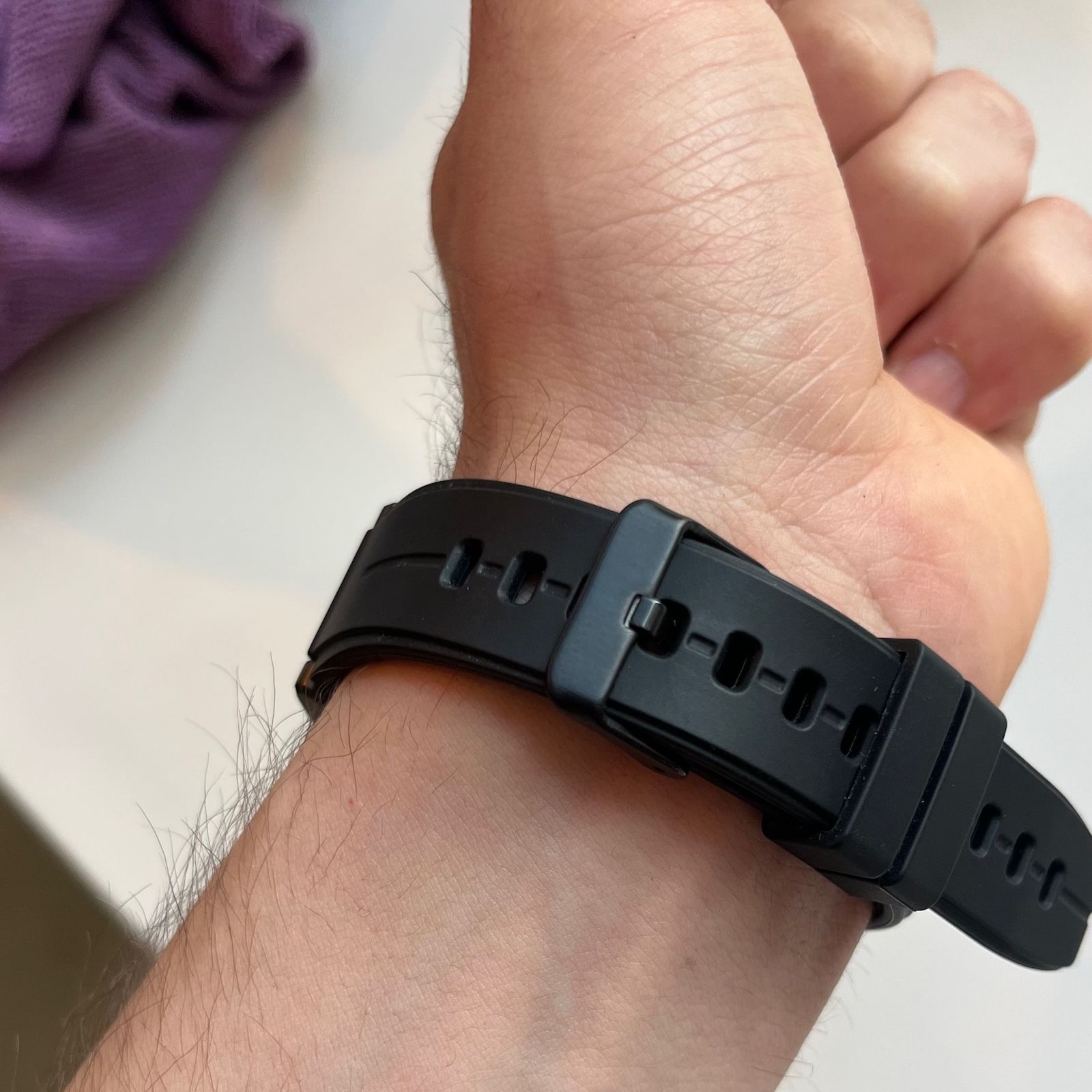 Zapięcie gumowego paska do smartwatcha Oukitel, widok od spodu nadgarstka