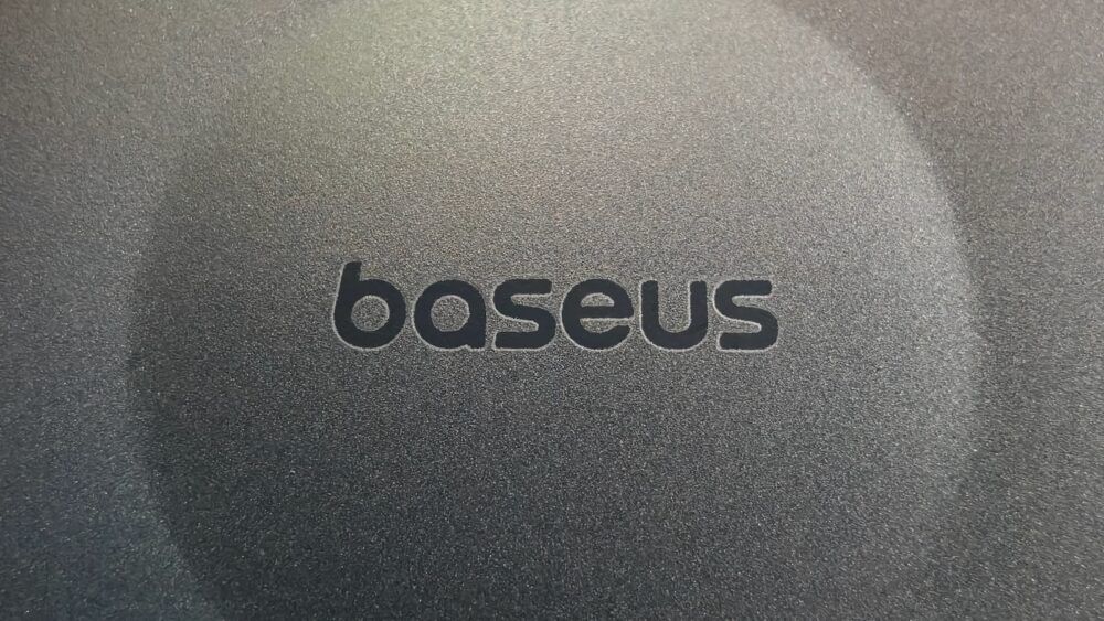 Zbliżenie na wygrawerowane czarne logo Baseus na chropowatym, matowym tle obudowy