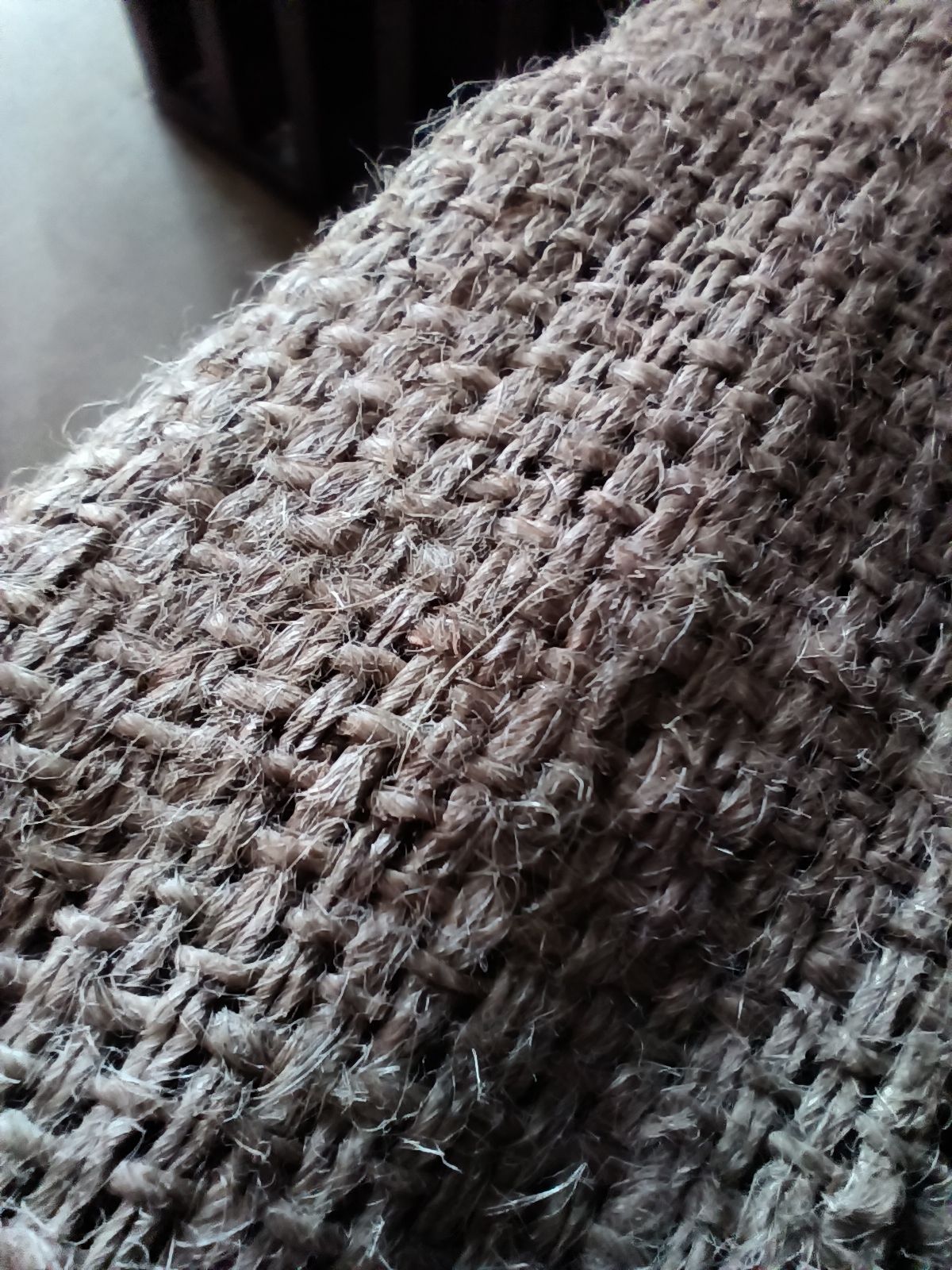 Zdjęcie makro z Oukitel WP200 Pro pokazujące z bliska splot grubego, brązowego materiału