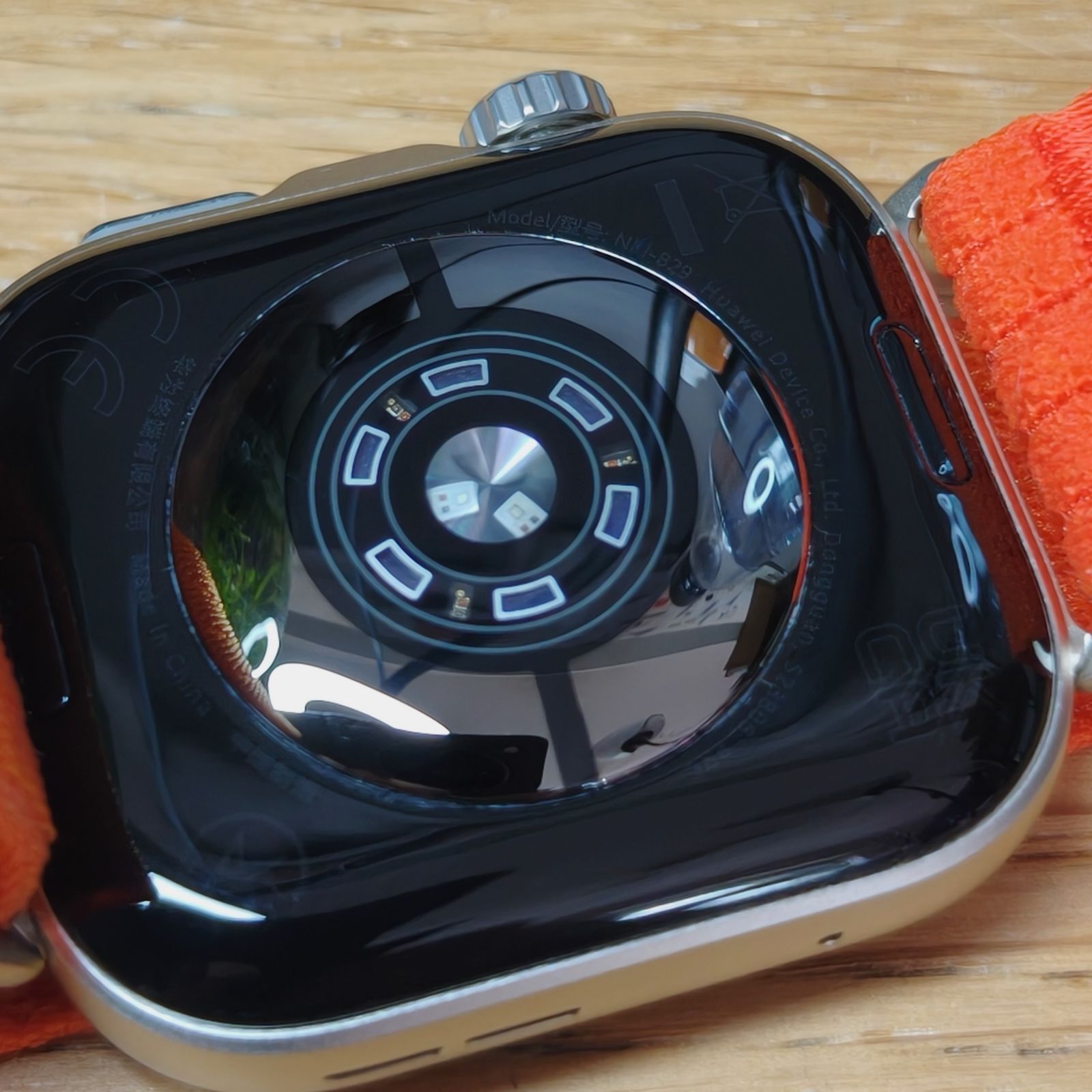 Czujniki na spodzie koperty Huawei Watch Fit 5 Pro