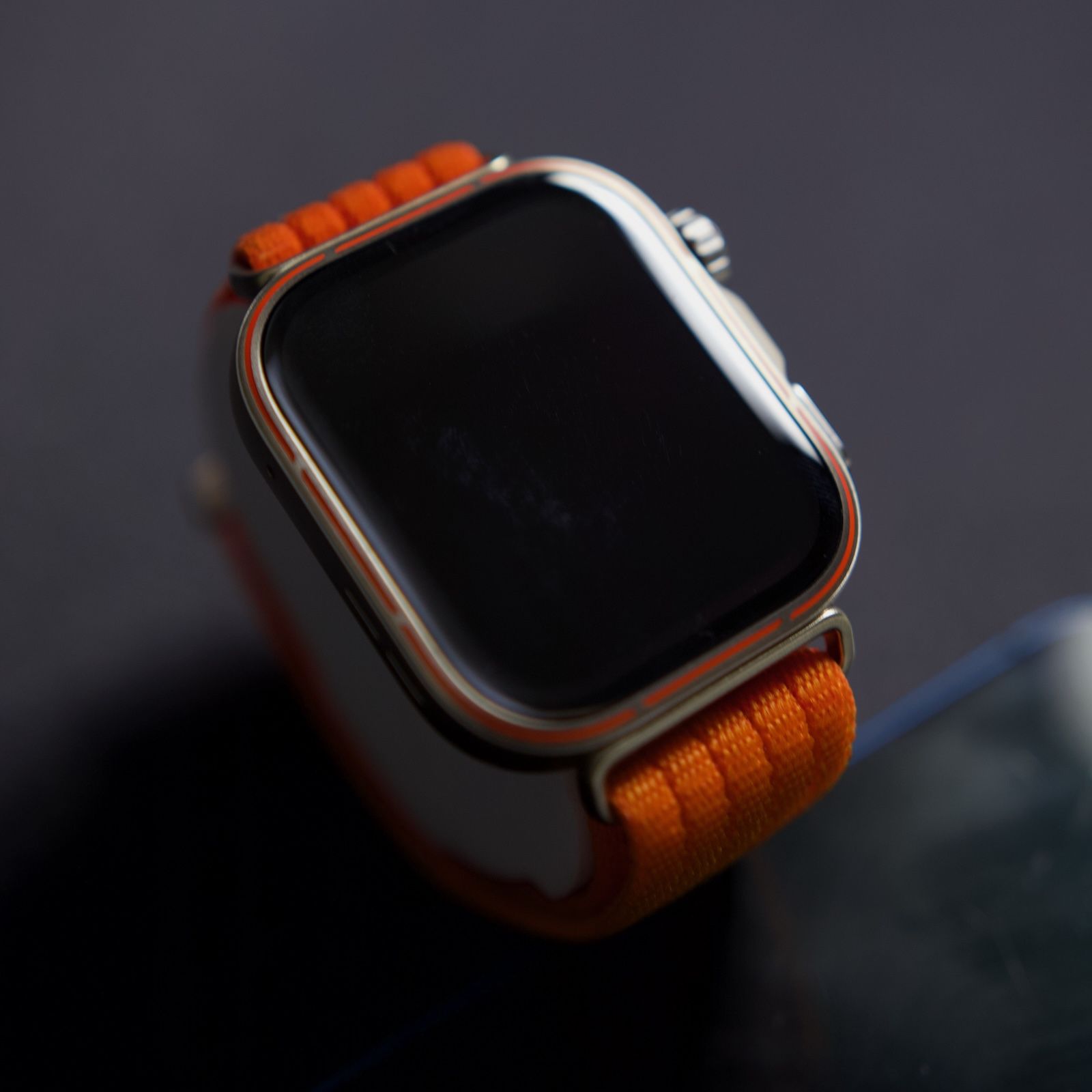 Huawei Watch Fit 5 Pro z wygaszonym ekranem i pomarańczowym paskiem