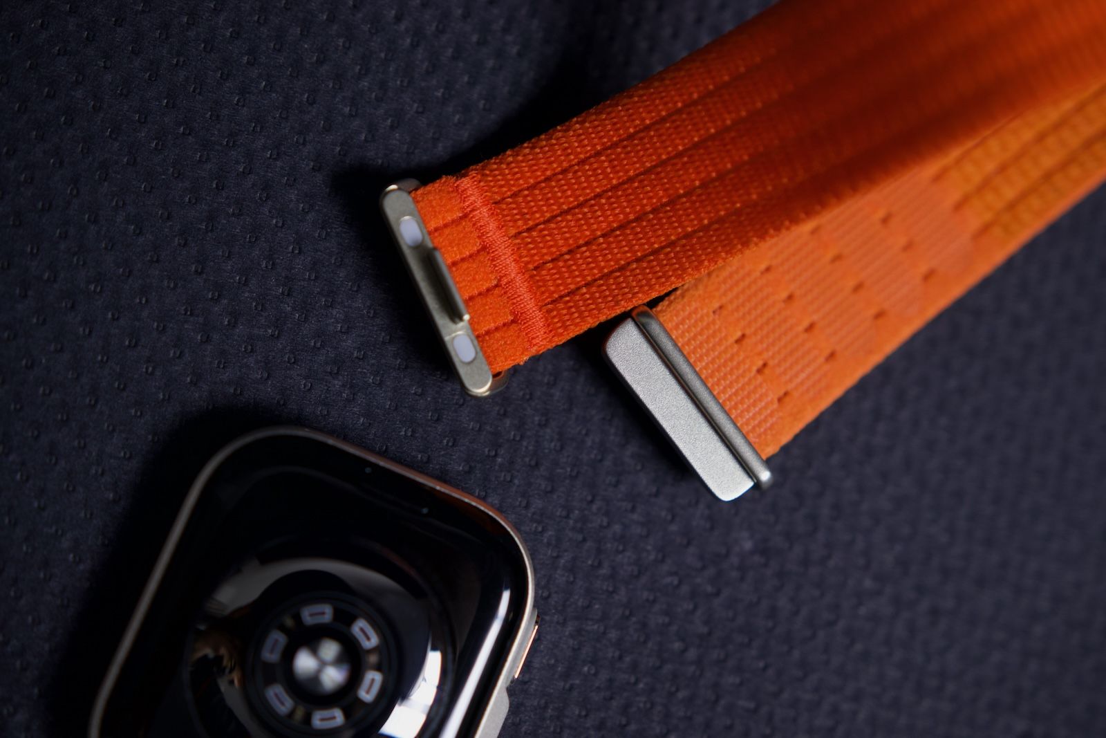 Metalowe mocowanie pomarańczowego paska w Huawei Watch Fit 5 Pro