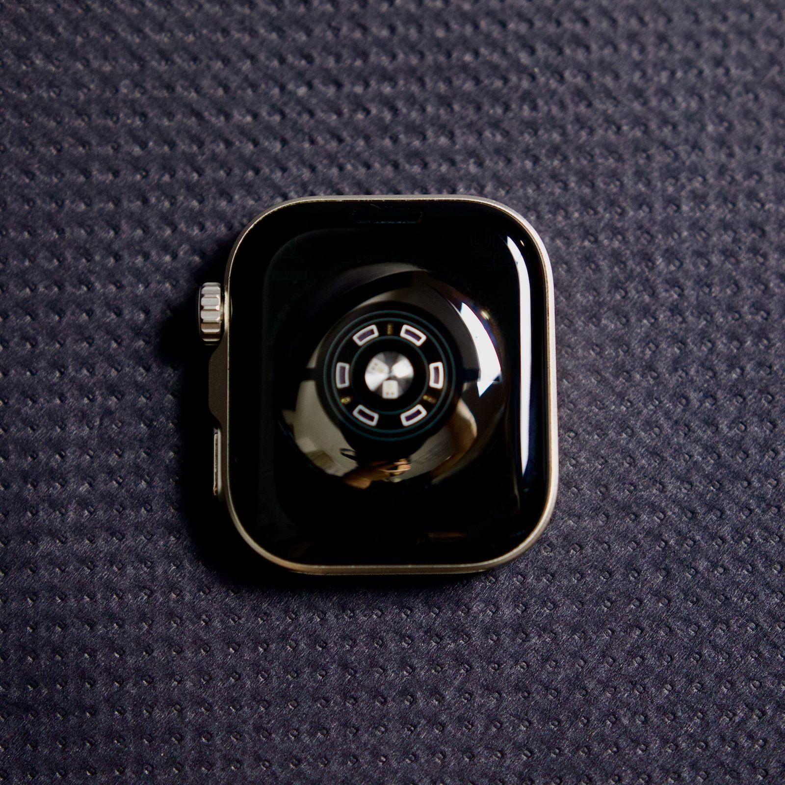 Optyczne czujniki zdrowotne na spodzie koperty Huawei Watch Fit 5 Pro