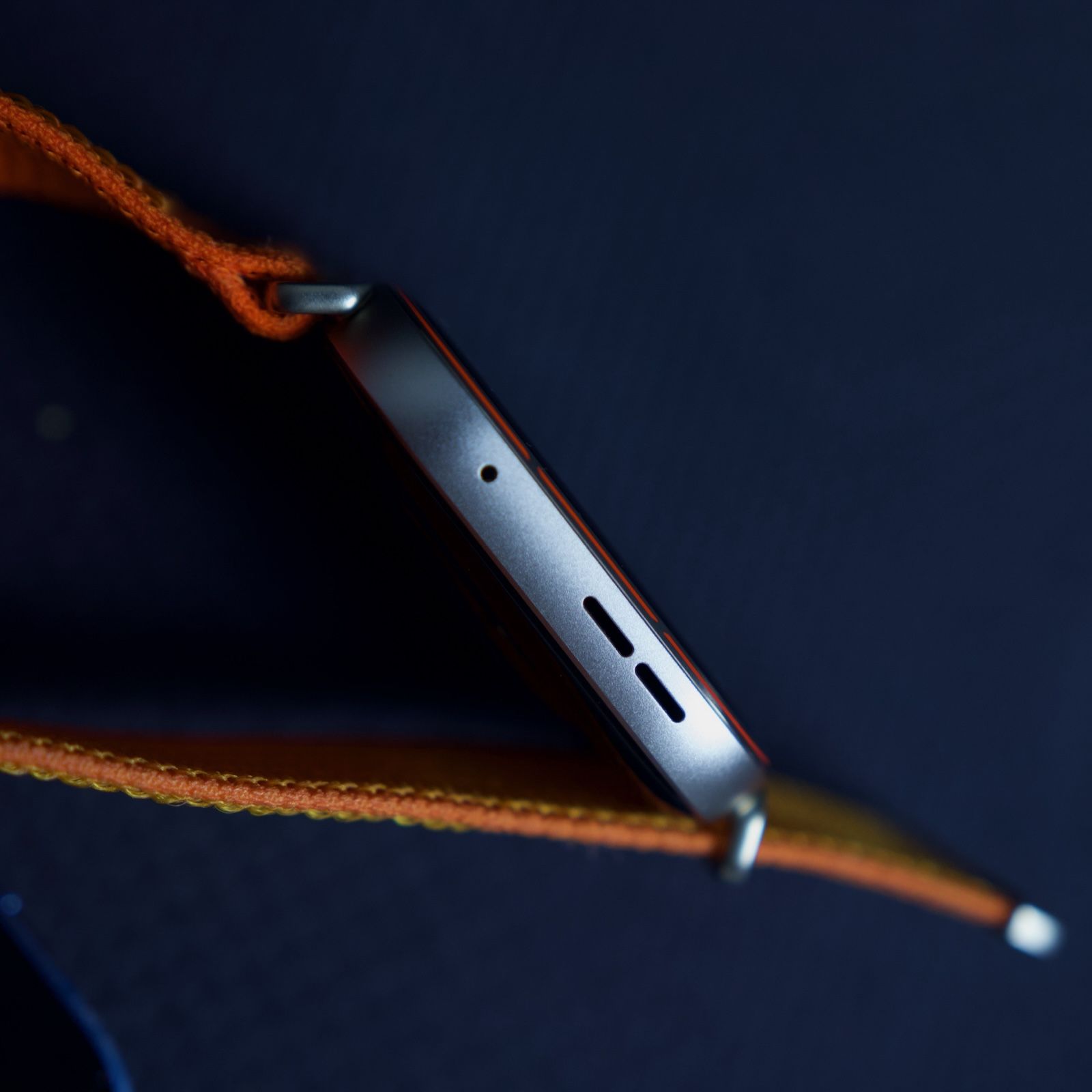 Smukły profil zegarka Huawei Watch Fit 5 Pro i maskownica głośnika