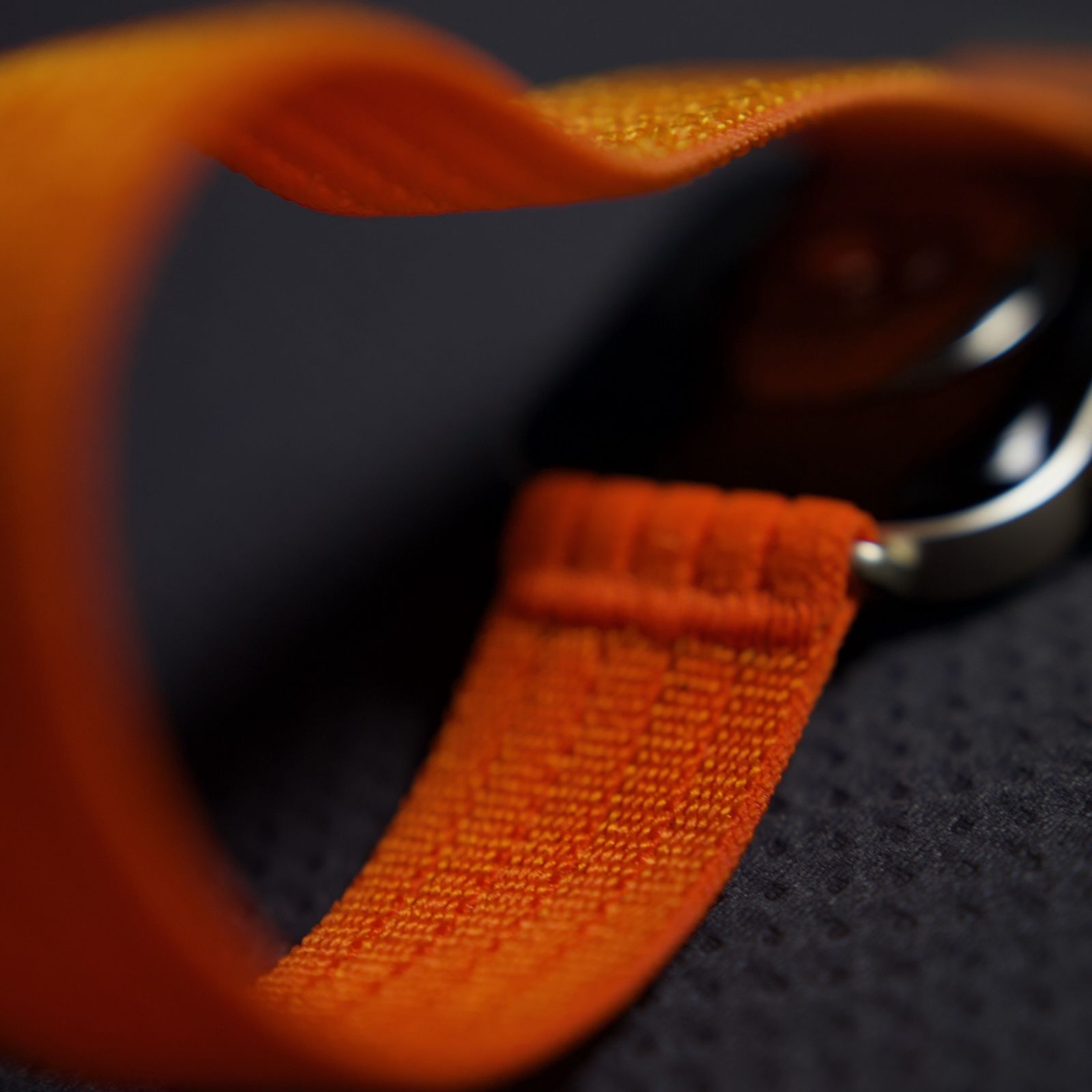 Splot materiałowego paska w kolorze pomarańczowym od zegarka Huawei Watch Fit 5 Pro