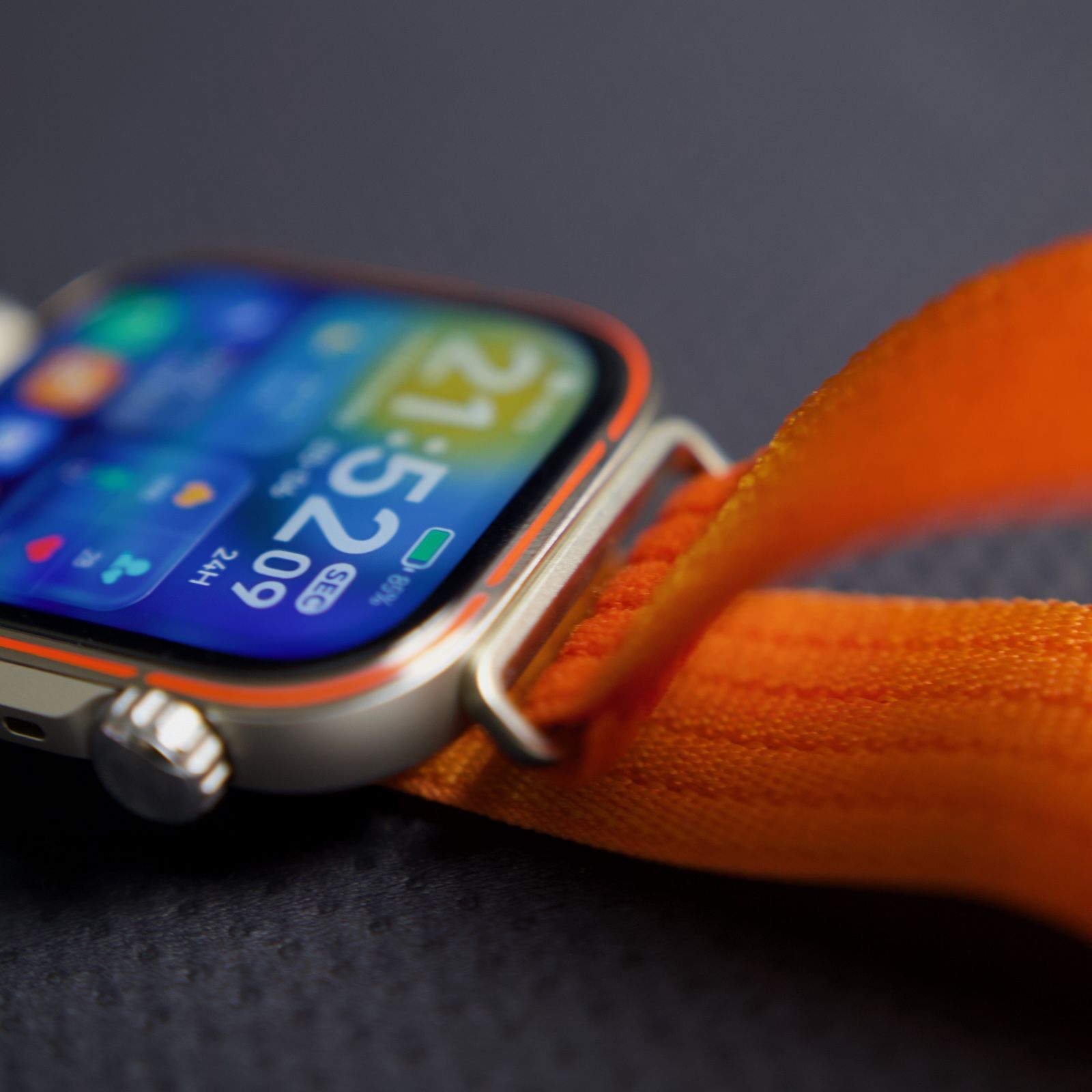 Włączony ekran AMOLED zegarka Huawei Watch Fit 5 Pro i mocowanie paska