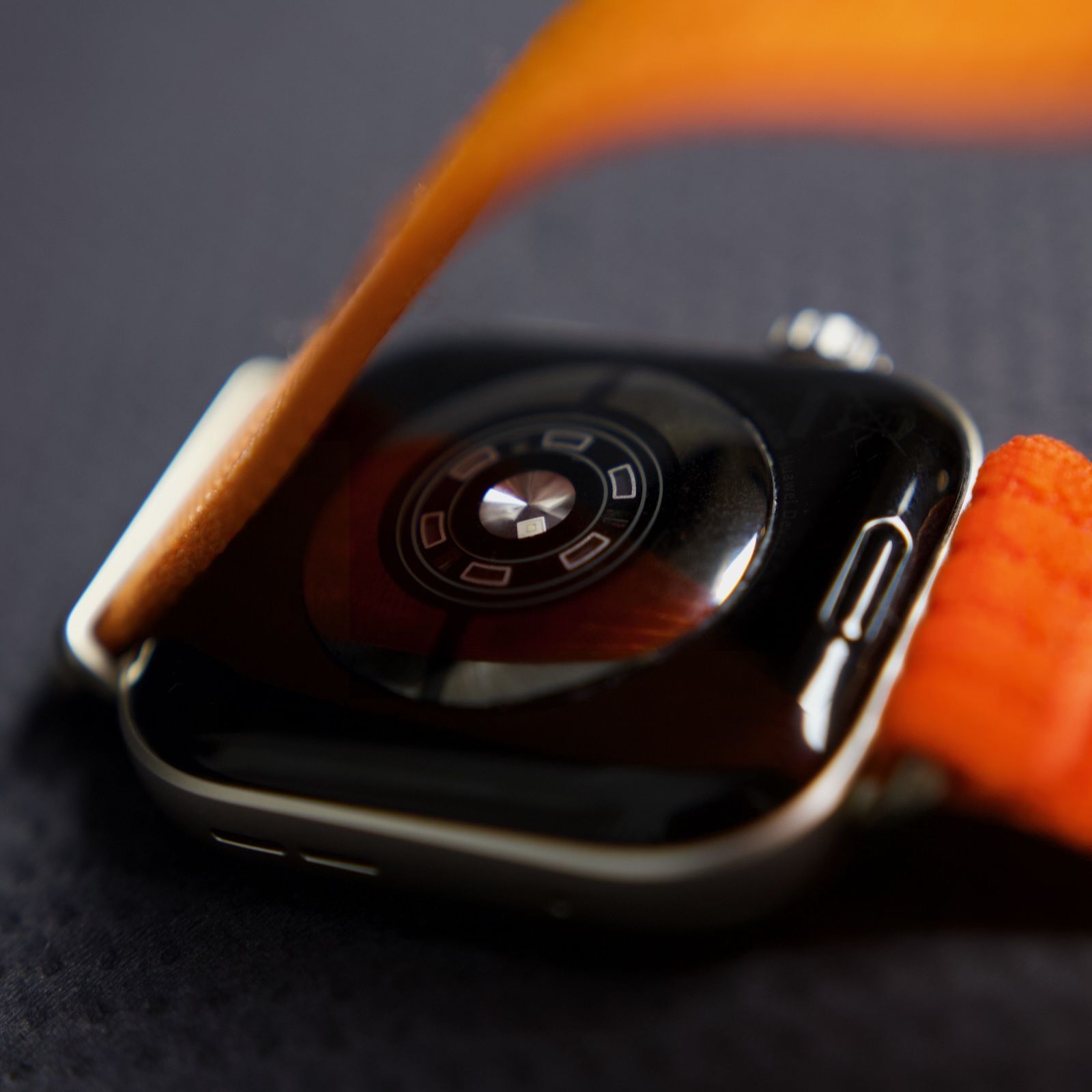 Zbliżenie na moduł czujników TruSense zegarka Huawei Watch Fit 5 Pro
