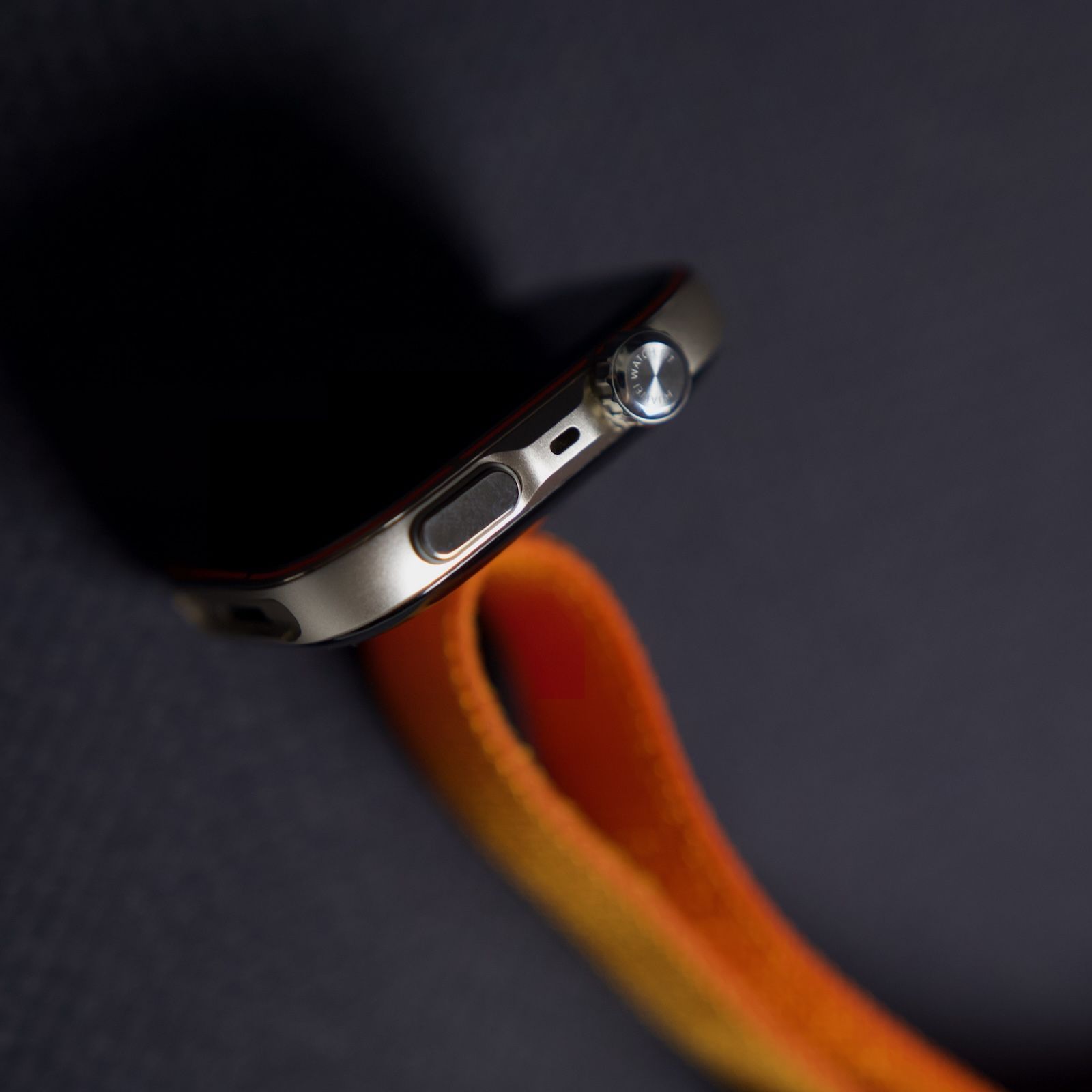 Zbliżenie na obrotową koronkę w smartwatchu Huawei Watch Fit 5 Pro