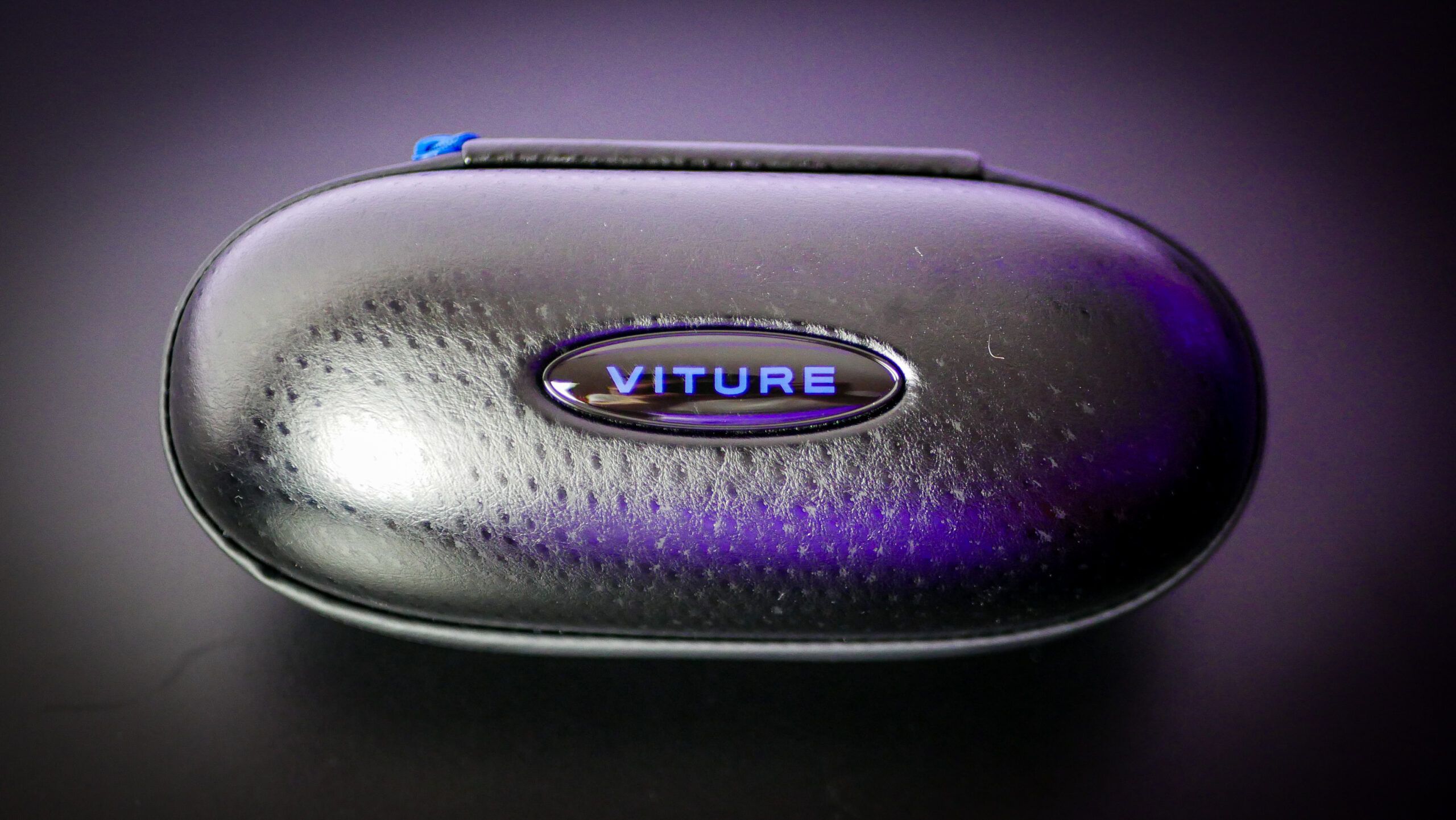 Zawartość zestawu VITURE XR Beast wraz z etui i akcesoriami.