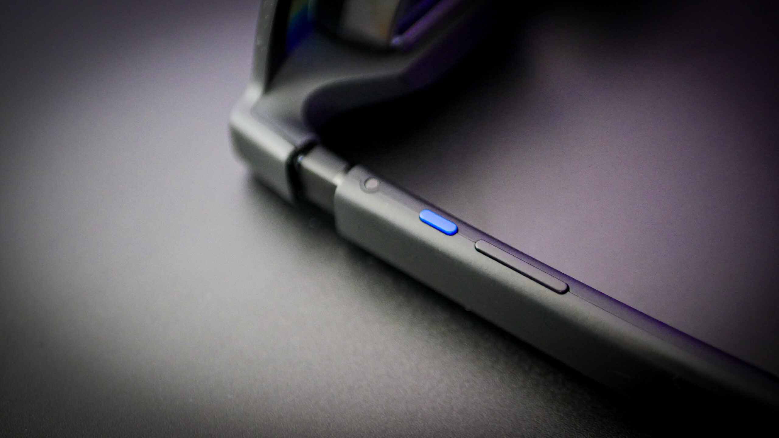 VITURE XR Beast podłączone przewodem USB-C do kompatybilnego urządzenia.