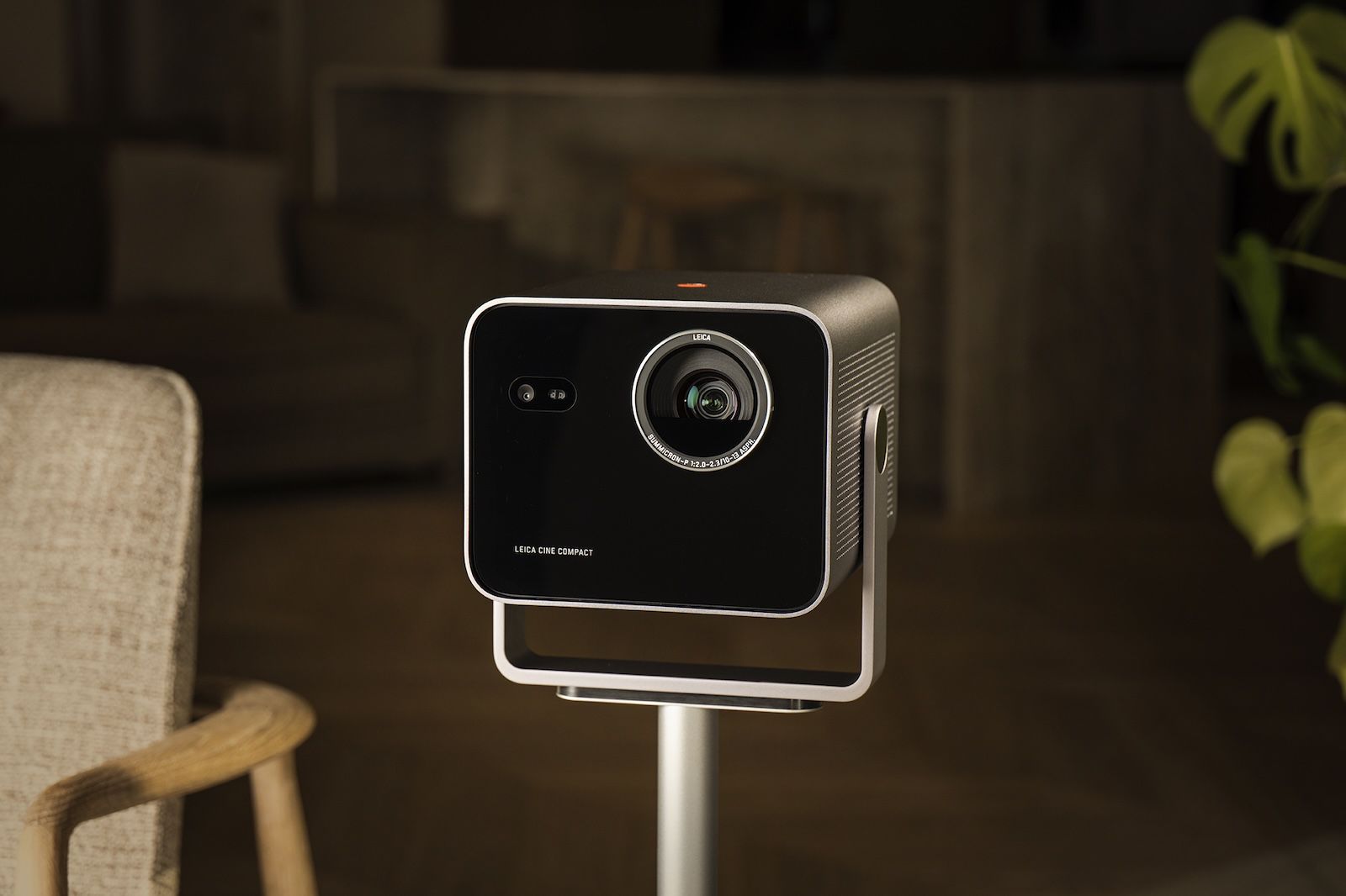 Leica Cine Compact 1 - Ambient_Compact+Floor-stand