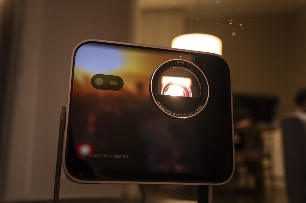 Leica Cine Compact 1 - Ambient_Compact_Projector-Close