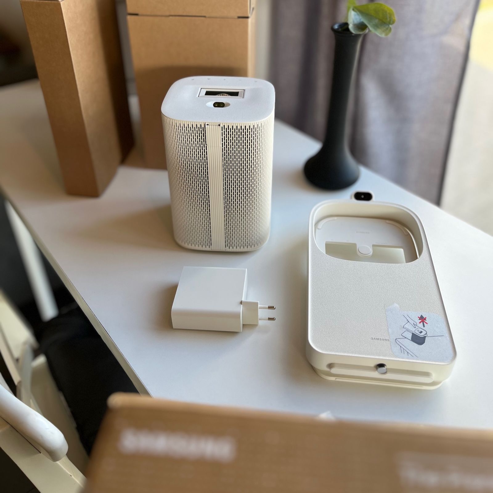 Zawartość opakowania Samsung The Premiere 5 obejmuje lifestylowy projektor Touch Stand i zasilacz
