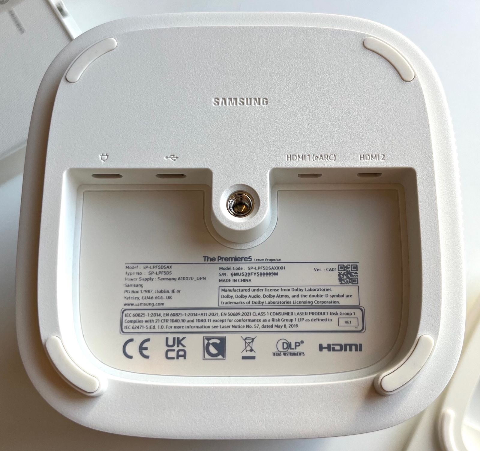 Złącza USB-C i miniaturowe HDMI na spodzie minimalistycznego projektora Samsunga