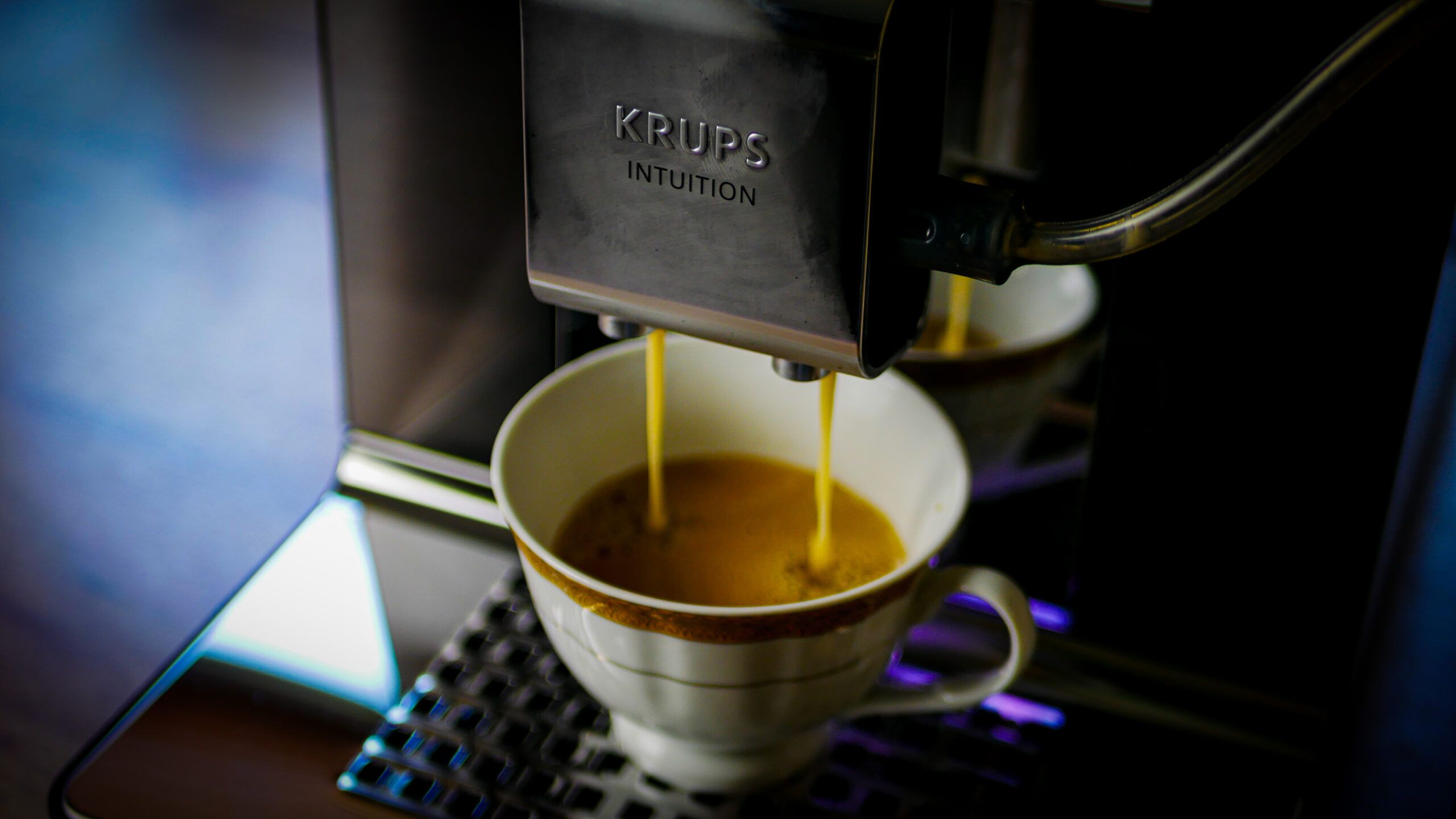 EA879N przygotowujący kawę mrożoną i mleczne cappuccino