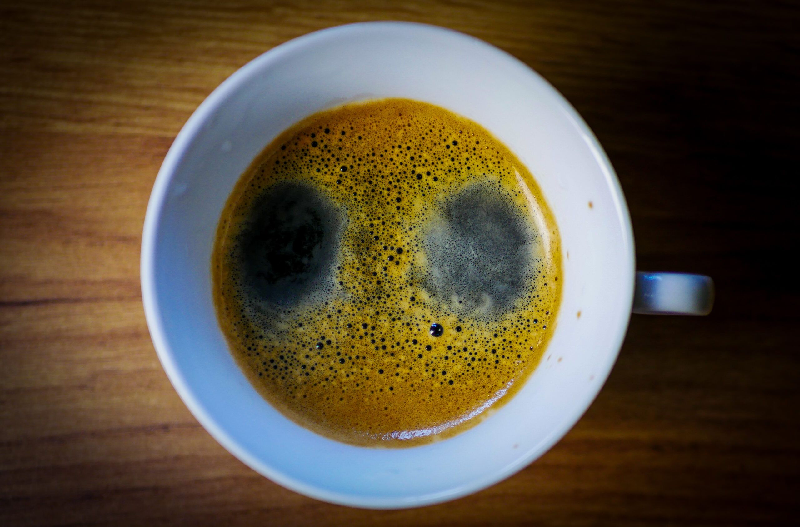 EA879N przygotowujący kawę mrożoną i mleczne cappuccino