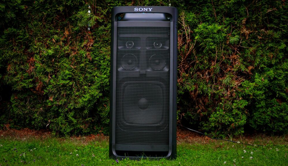 Sony ULT TOWER 9 podczas plenerowego testu w ogrodzie.