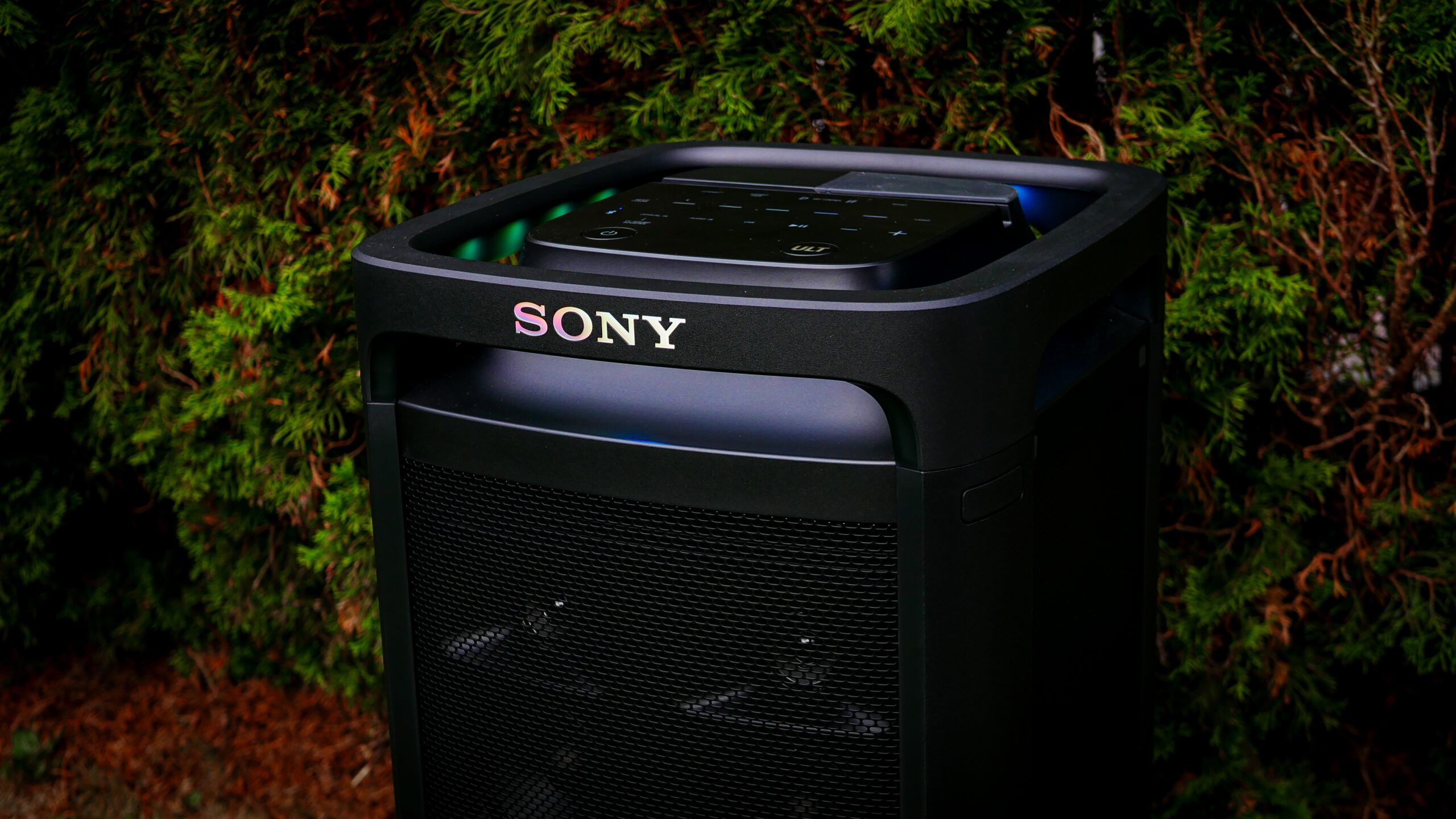 Sony ULT TOWER 9 z wysuniętym uchwytem i kółkami transportowymi