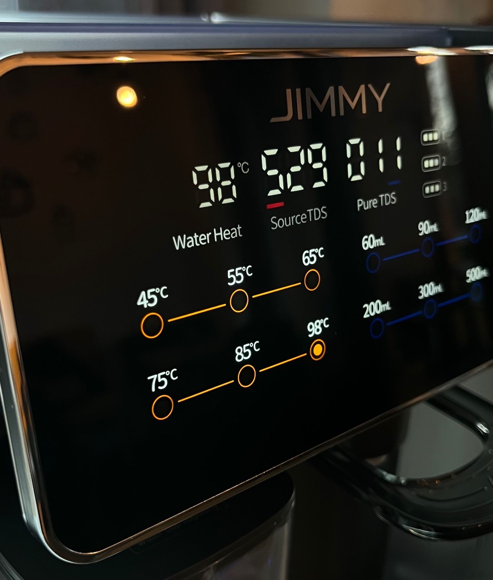 Aktywny dotykowy panel sterowania filtra Jimmy R9 z widocznymi opcjami temperatury i dozowania