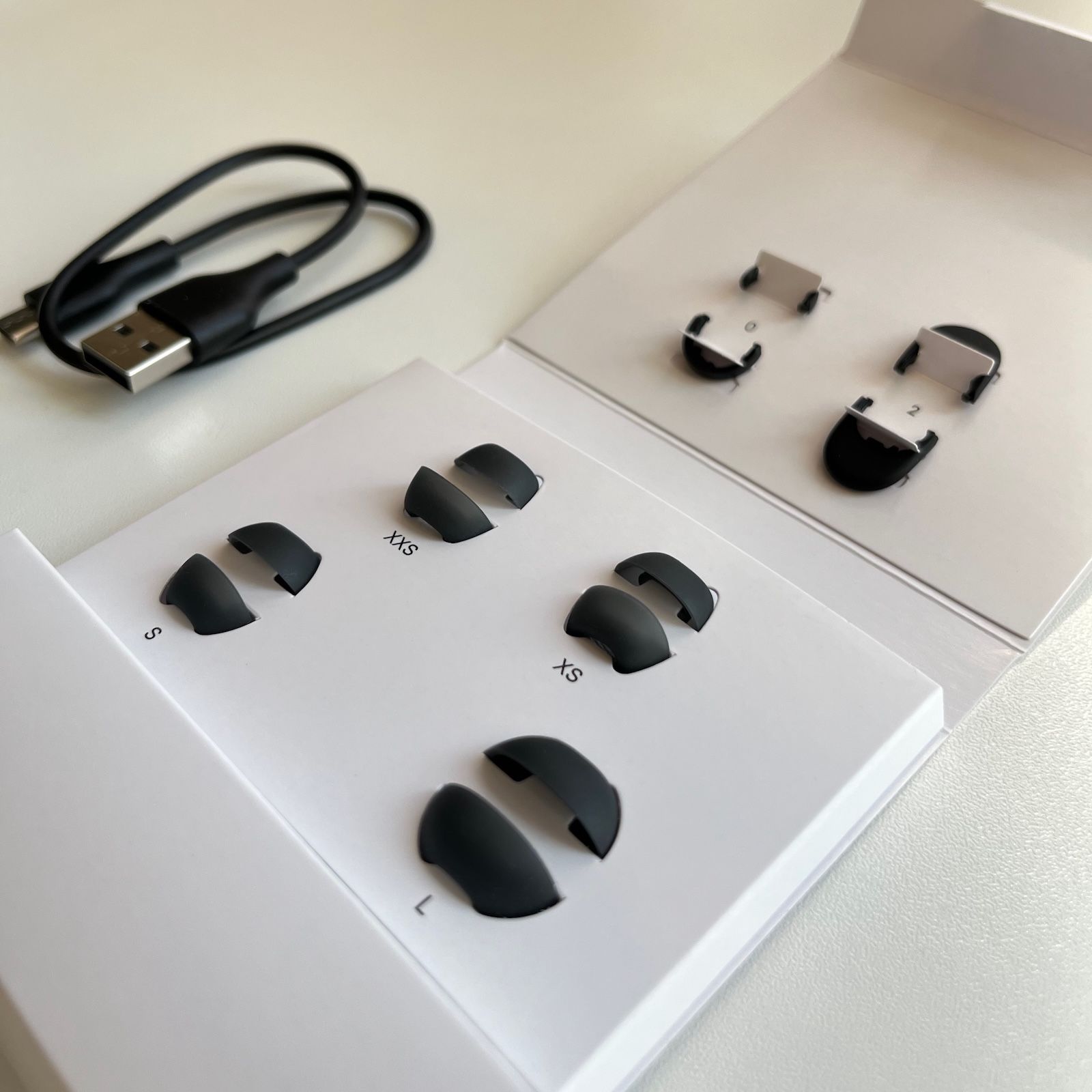 Zestaw akcesoriów Soundcore Liberty 5 Pro zawierający zapasowe gumki douszne w różnych rozmiarach (od XXS do L), skrzydełka stabilizujące oraz krótki kabel USB-C