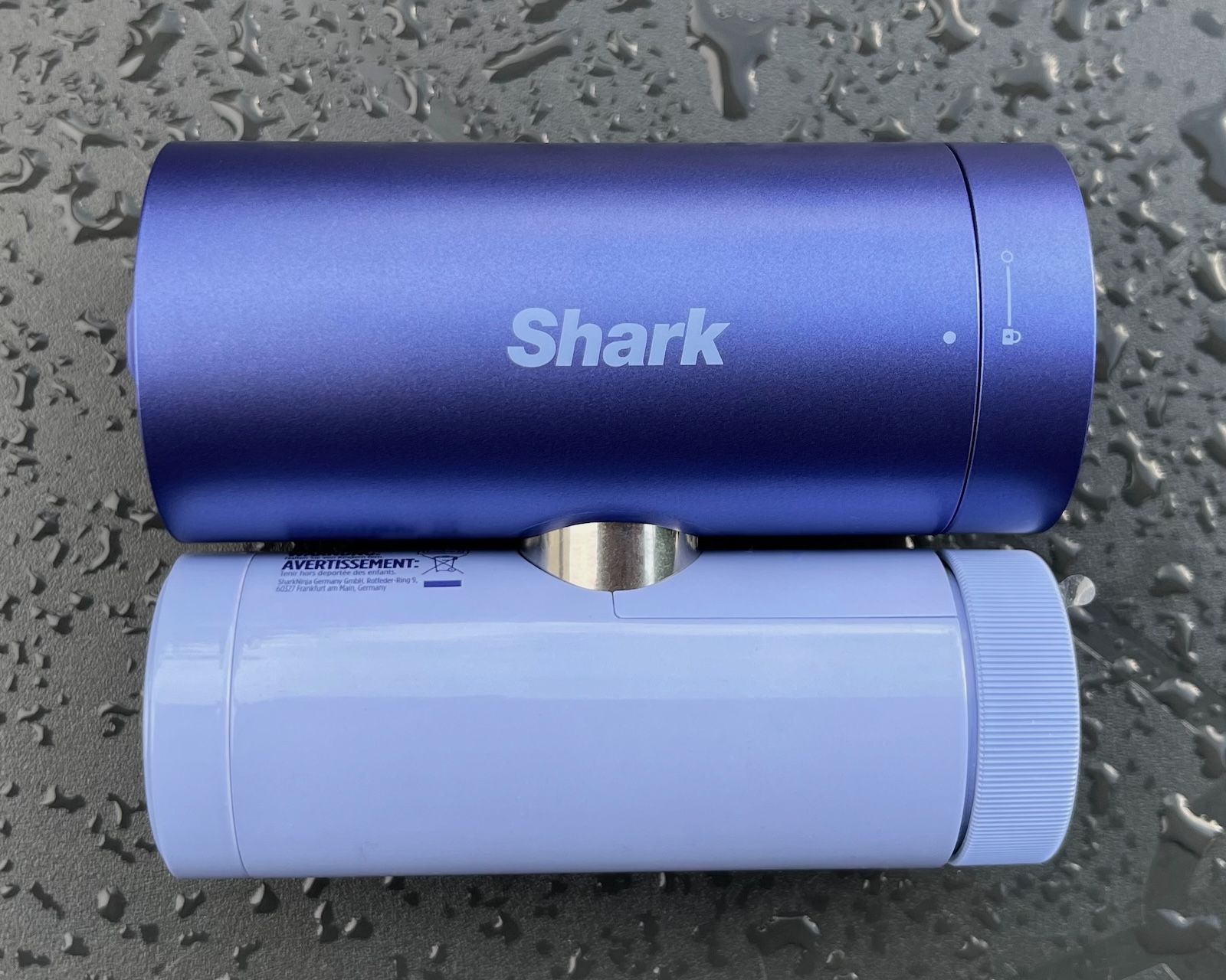 Złożony klimatyzator osobisty Shark ChillPill z logo, widok z boku