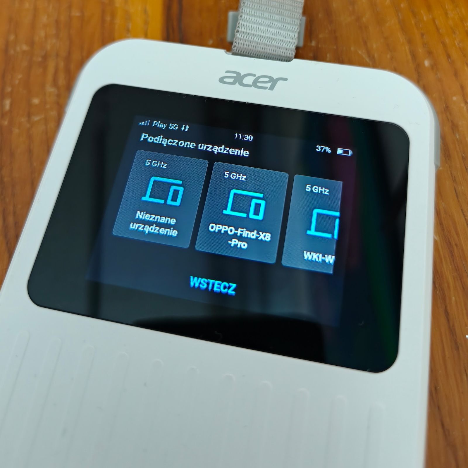 Ekran dotykowy routera Acer Connect M6E wyświetlający menu podłączonych urządzeń
