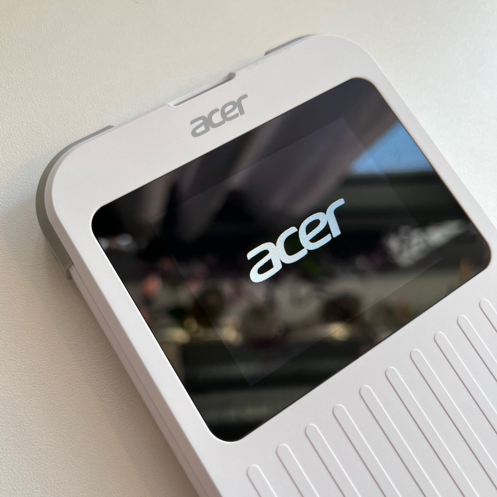 Ekran startowy routera Acer Connect M6E z widocznym, podświetlonym białym logo producenta na czarnym tle, w trakcie uruchamiania urządzenia