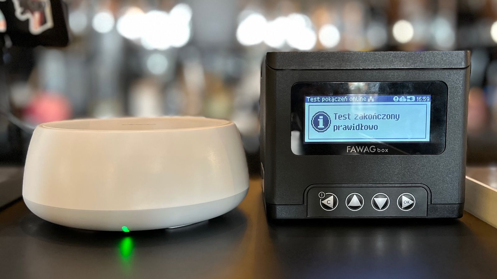 Kasa fiskalna z podłączonym modułem TP-Link Deco BE3600 - widok z przodu