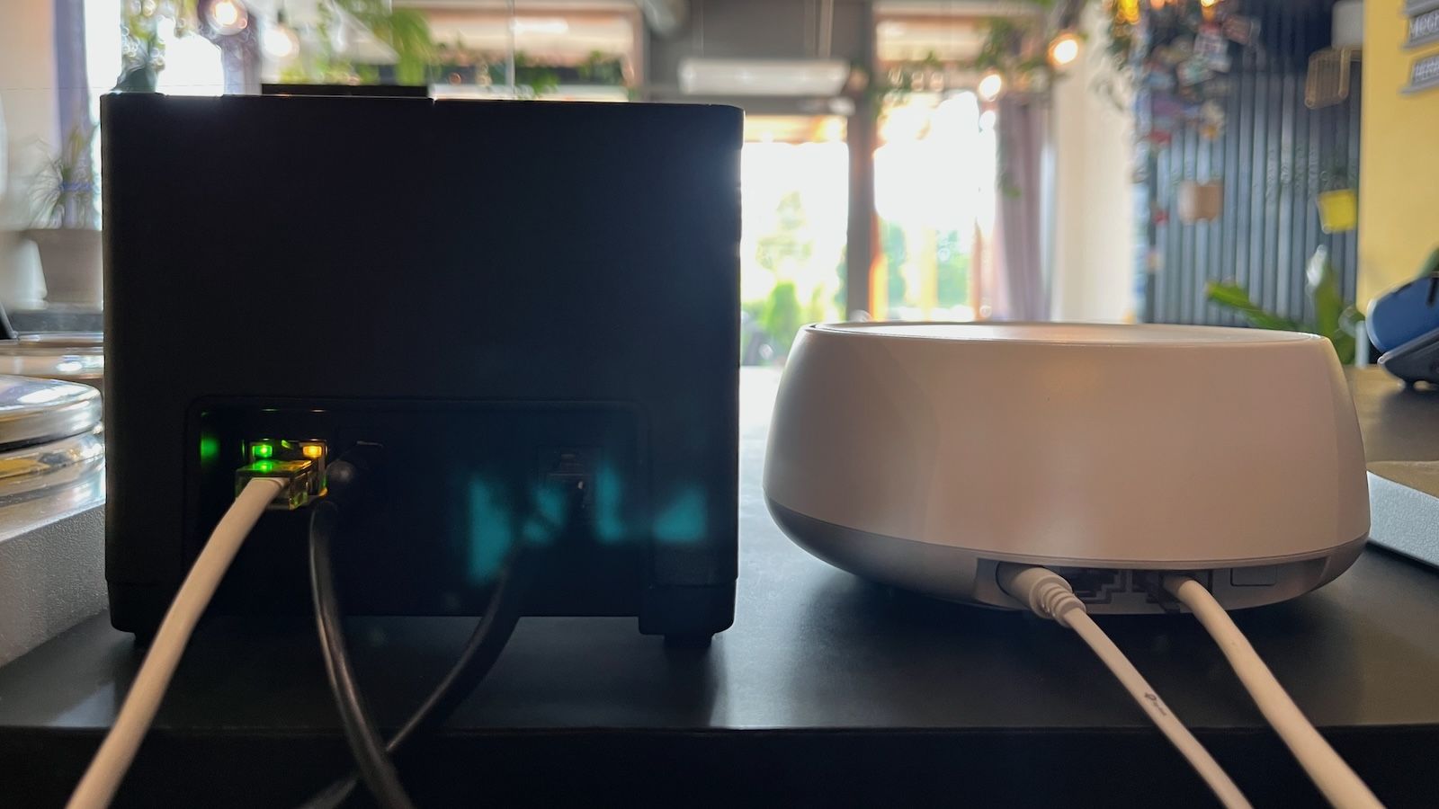 Kasa fiskalna z podłączonym modułem TP-Link Deco BE3600 - widok z tyłu