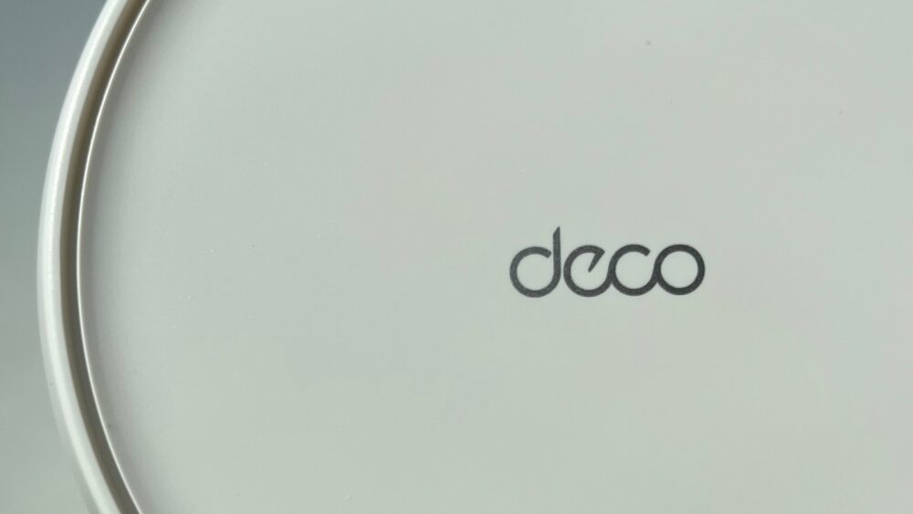 Mocne zbliżenie na matowe logo Deco umieszczone na górnej części obudowy urządzenia