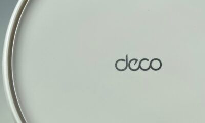 Mocne zbliżenie na matowe logo Deco umieszczone na górnej części obudowy urządzenia