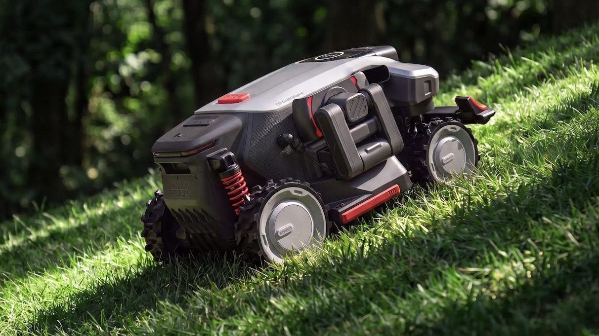 Anker eufy S2 Max robot-kosiarka na pochyłej trawie