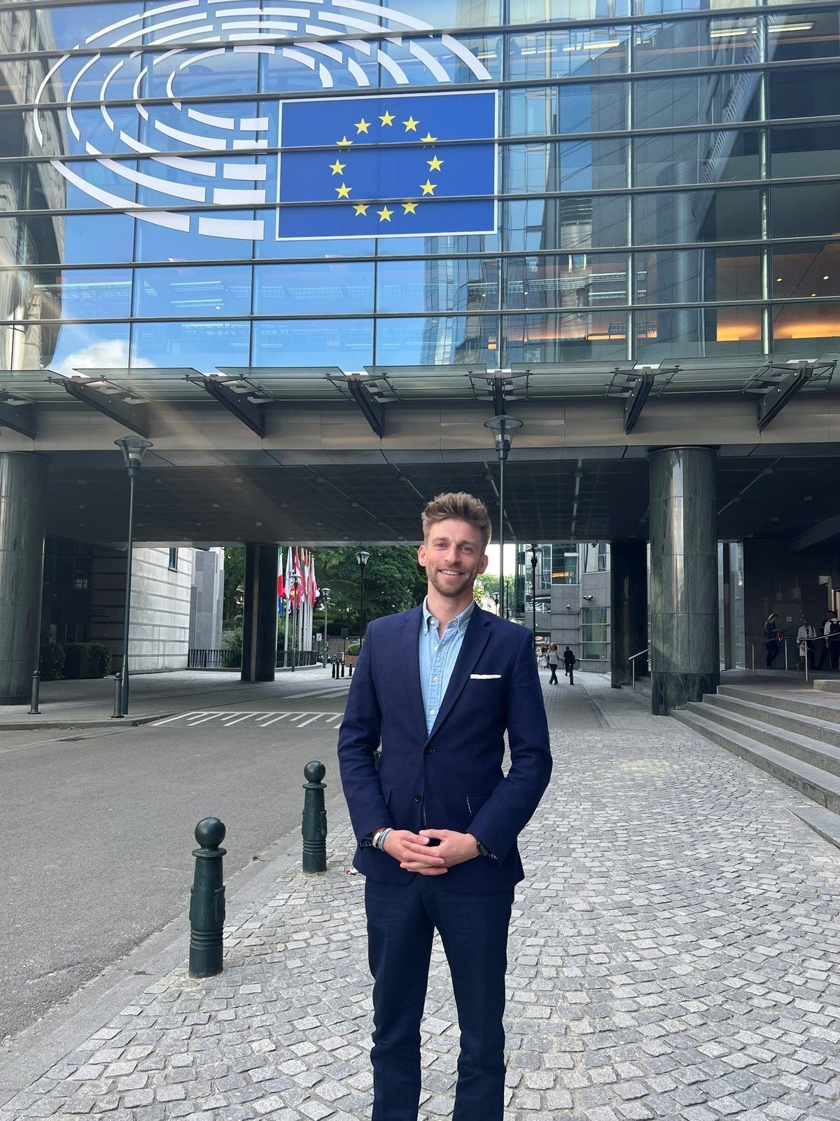 Kilian Kaminski z EUREFAS przed Parlamentem Europejskim