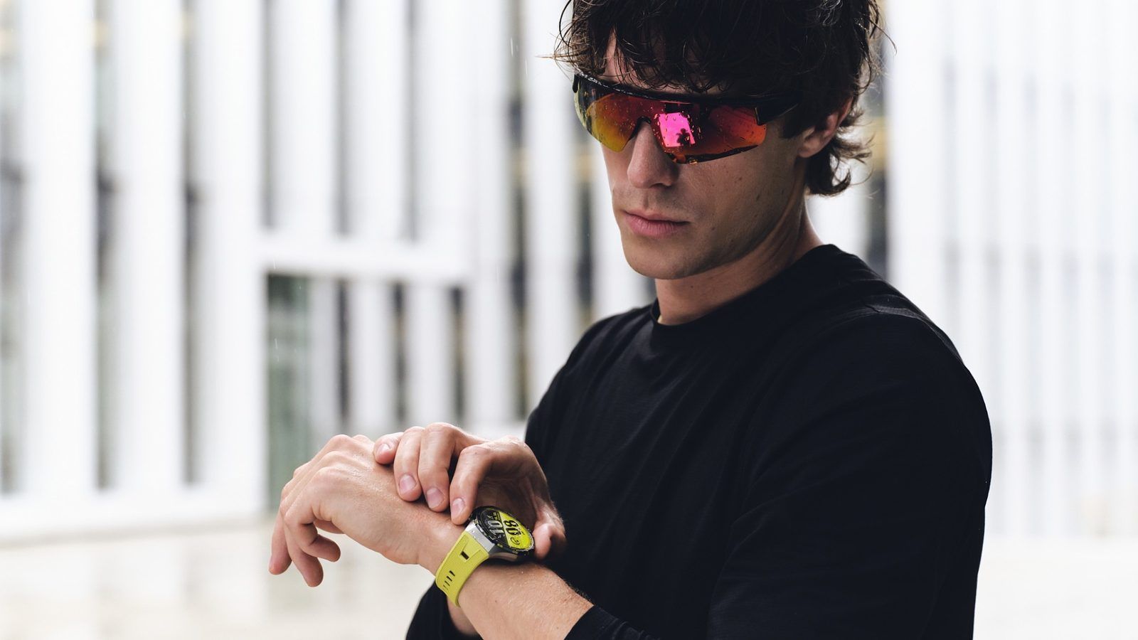 Mężczyzna w żółtym Huawei Watch GT 7 na treningu
